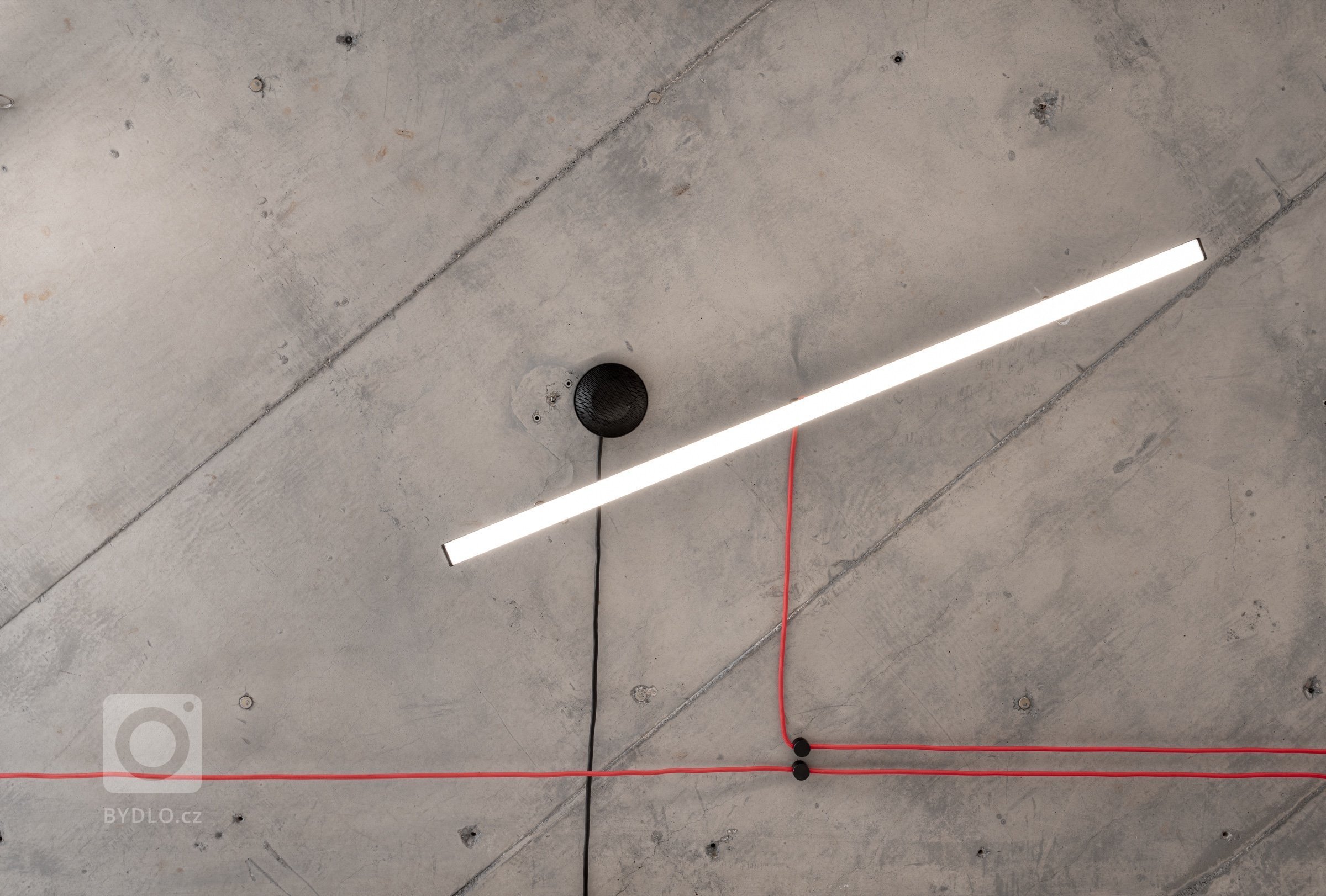 Původní stropy byly zbaveny omítky, elektrické rozvody byly schovány do obvodových stěn a strop byl obroušen a lazurován. Osvětlení chodby tvoří systém stmívatelných zářivek s přiznanou kabeláží z textilních kabelů.