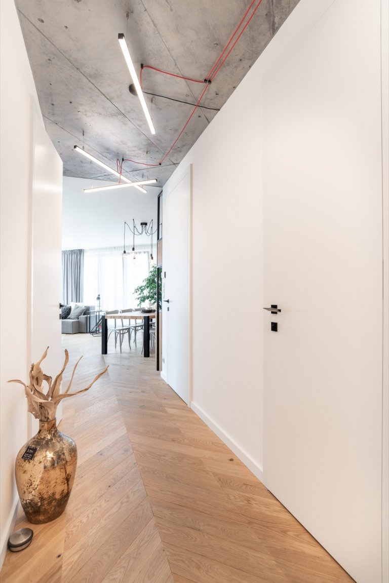 Po zrušení dveří v chodbě a zvýšením zádveří vznikl otevřený prostor a průhled do hlavního obytného prostoru.