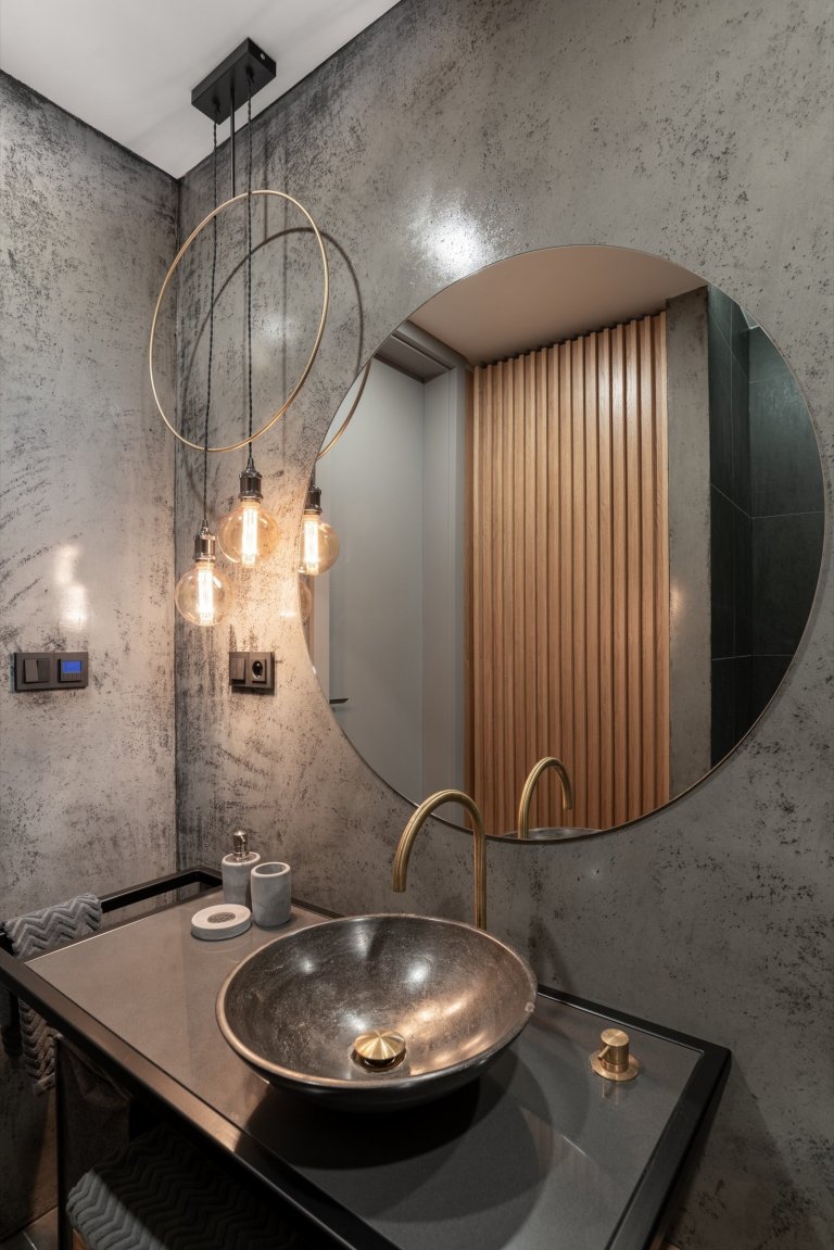 Jedná se o interiér bytu v novostavbě bytového domu s od začátku pevně danou dispozicí. Drobná úprava dispozice nastala v případě koupelny náležící k hlavní…