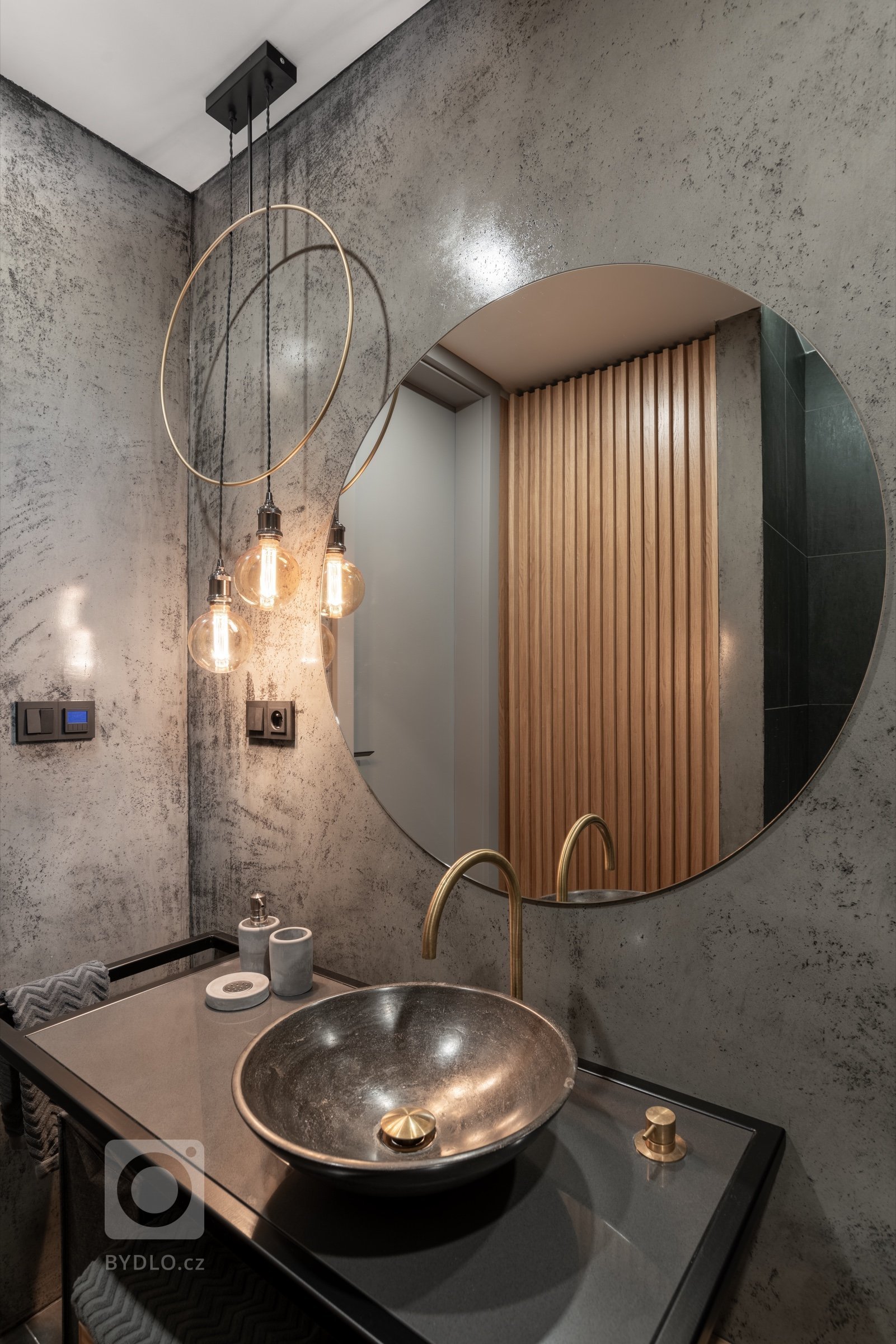 Jedná se o interiér bytu v novostavbě bytového domu s od začátku pevně danou dispozicí. Drobná úprava dispozice nastala v případě koupelny náležící k hlavní…