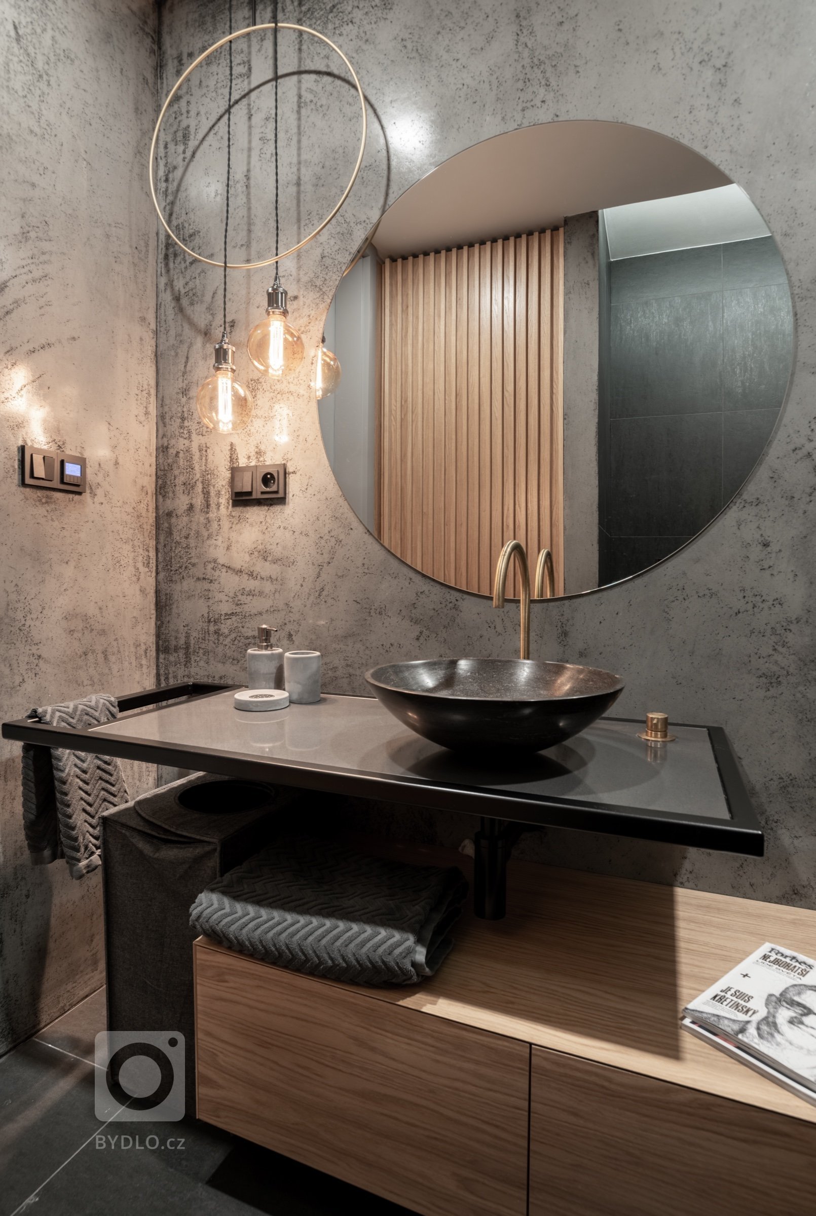 Jako deska pod umyvadlo byl použit umělý kámen v černém ocelovém rámu. 