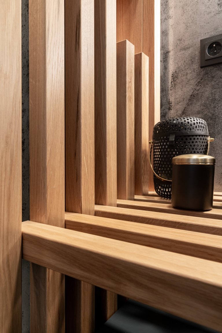 Jedná se o interiér bytu v novostavbě bytového domu s od začátku pevně danou dispozicí. Drobná úprava dispozice nastala v případě koupelny náležící k hlavní…