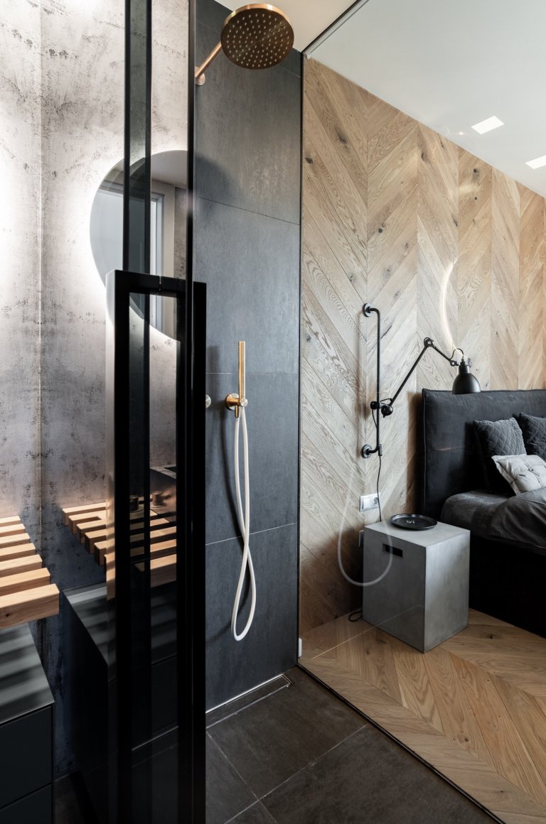 Ložnice disponuje vlastní koupelnou, která je propojena s klidovou částí pomocí kouřového skla, tak, že do ní proniká denní světlo.