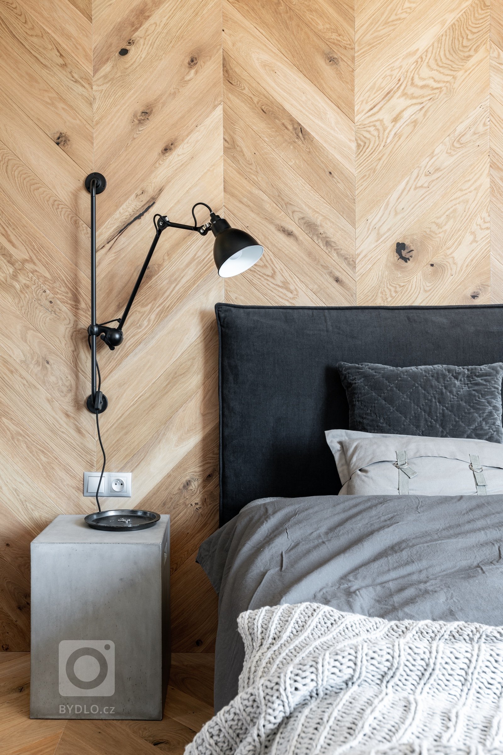 Postel byla doplněna o výrazné nástěnné lampy od Lampe Gras light.