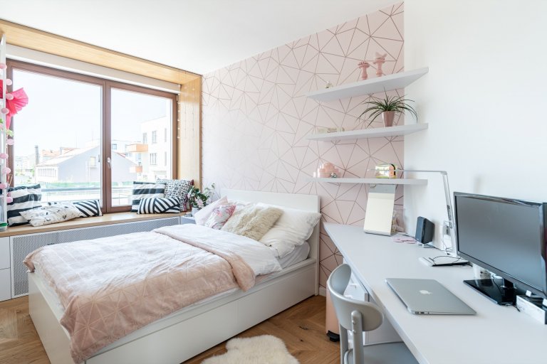 Jedná se o interiér bytu v novostavbě bytového domu s od začátku pevně danou dispozicí. Drobná úprava dispozice nastala v případě koupelny náležící k hlavní…