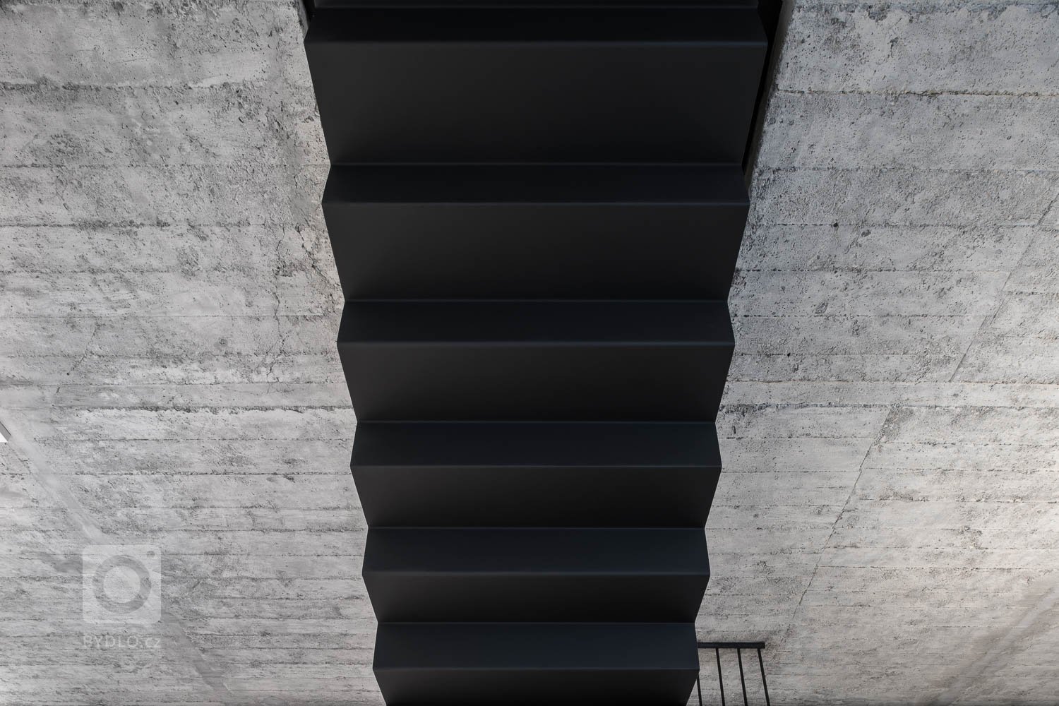 Koncept /barevnost /materiály - mezonetový byt v historickém centrum vznikl spojením dvou bytů nad sebou. Dům již v minulosti prošel razantní rekonstrukcí, po…