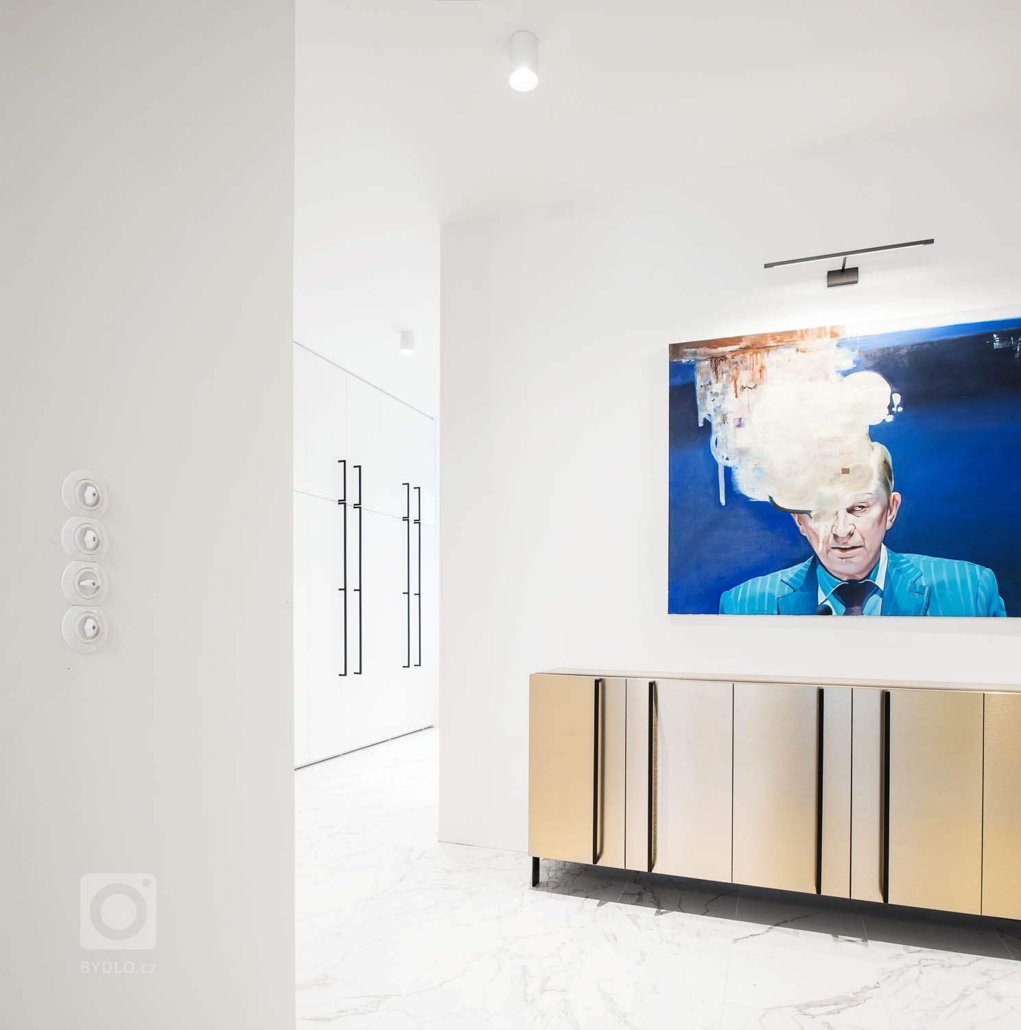 Koncept /barevnost /materiály - mezonetový byt v historickém centrum vznikl spojením dvou bytů nad sebou. Dům již v minulosti prošel razantní rekonstrukcí, po…