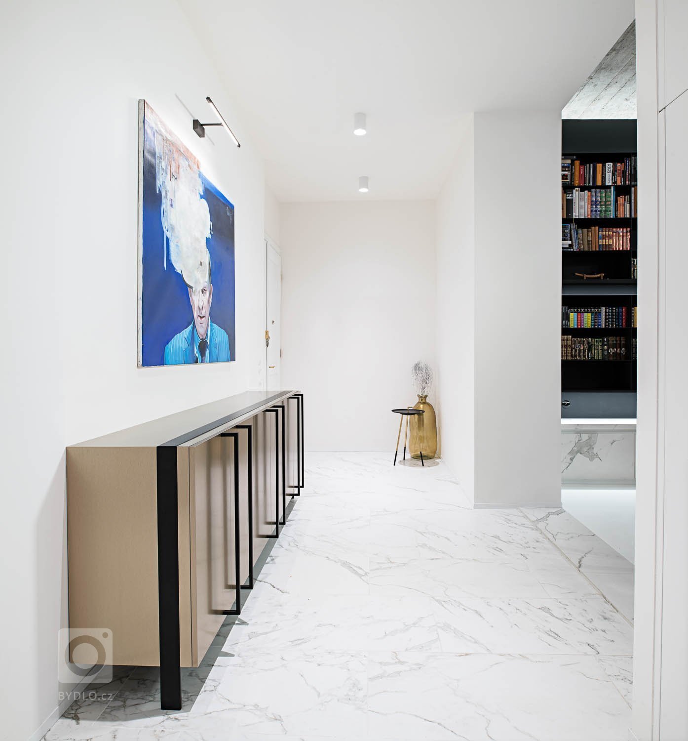 Koncept /barevnost /materiály - mezonetový byt v historickém centrum vznikl spojením dvou bytů nad sebou. Dům již v minulosti prošel razantní rekonstrukcí, po…