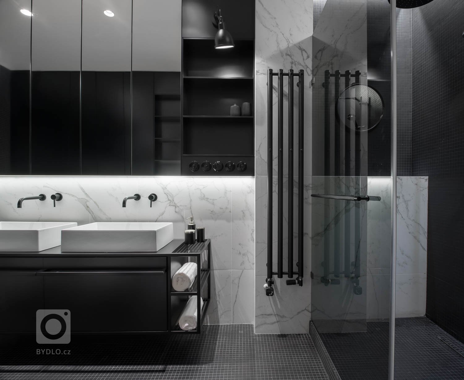 Koncept /barevnost /materiály - mezonetový byt v historickém centrum vznikl spojením dvou bytů nad sebou. Dům již v minulosti prošel razantní rekonstrukcí, po…