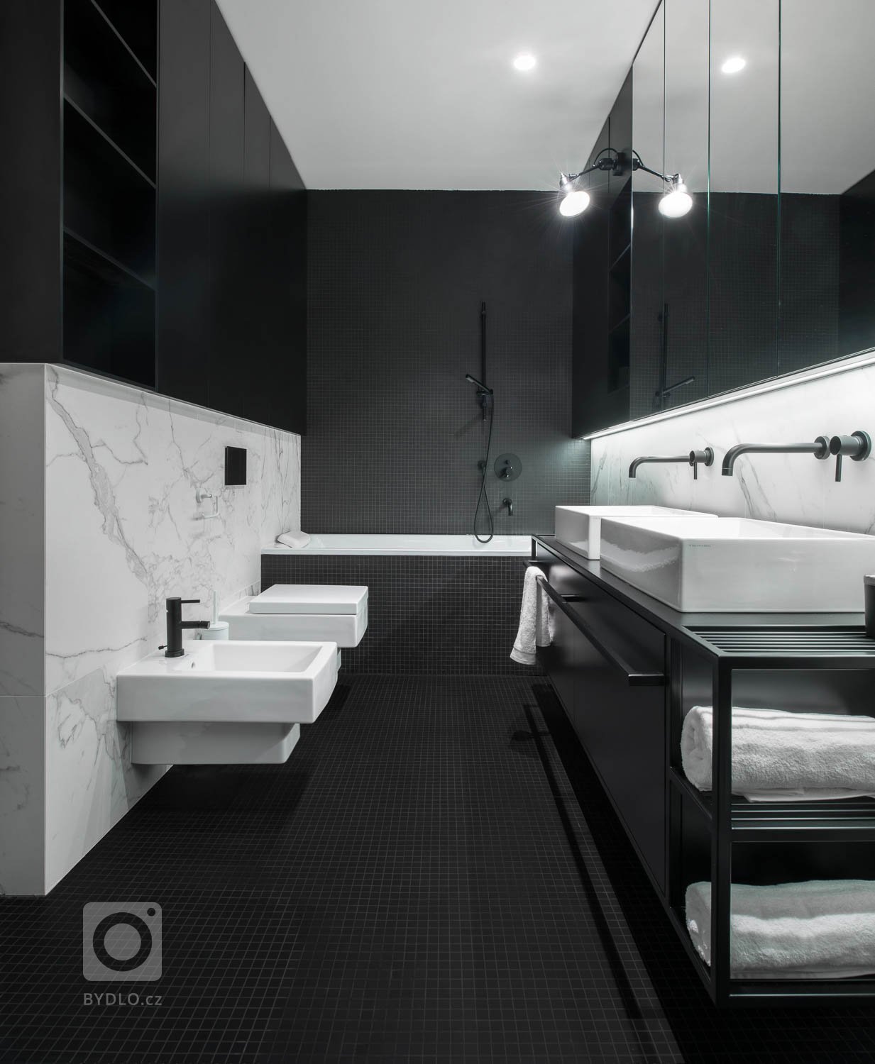 Koncept /barevnost /materiály - mezonetový byt v historickém centrum vznikl spojením dvou bytů nad sebou. Dům již v minulosti prošel razantní rekonstrukcí, po…