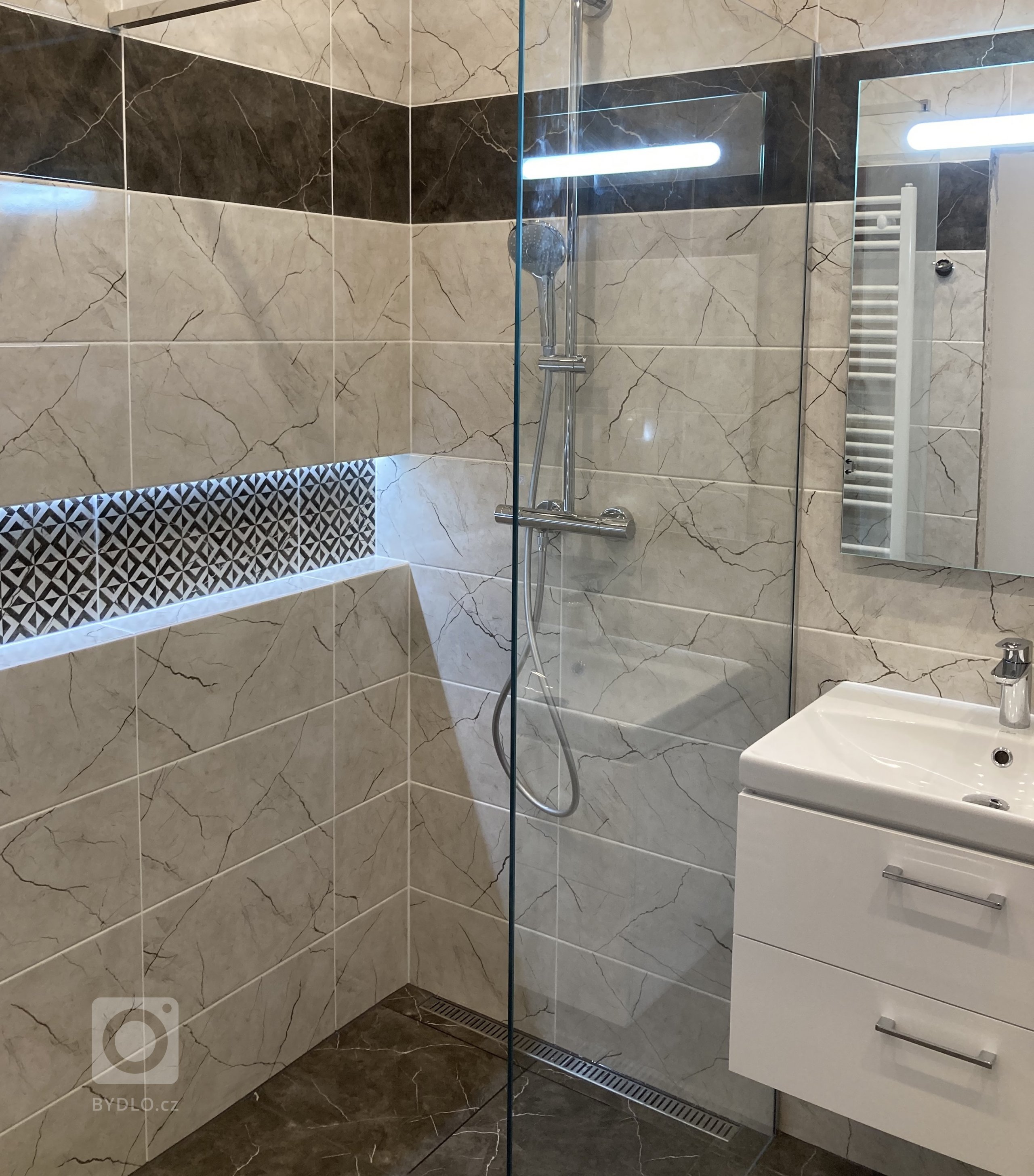 Kompletní rekonstrukce bytu v cihlovém domě v Sytně. Vytvoření prostorné koupelny s walk-in sprchou namísto minimalistické koupelny z umakartového jádra. Návrh…