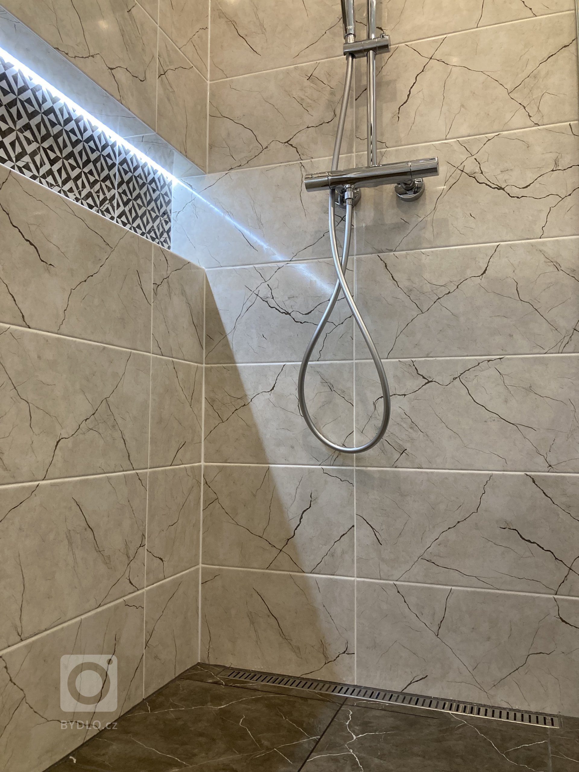 Kompletní rekonstrukce bytu v cihlovém domě v Sytně. Vytvoření prostorné koupelny s walk-in sprchou namísto minimalistické koupelny z umakartového jádra. Návrh…