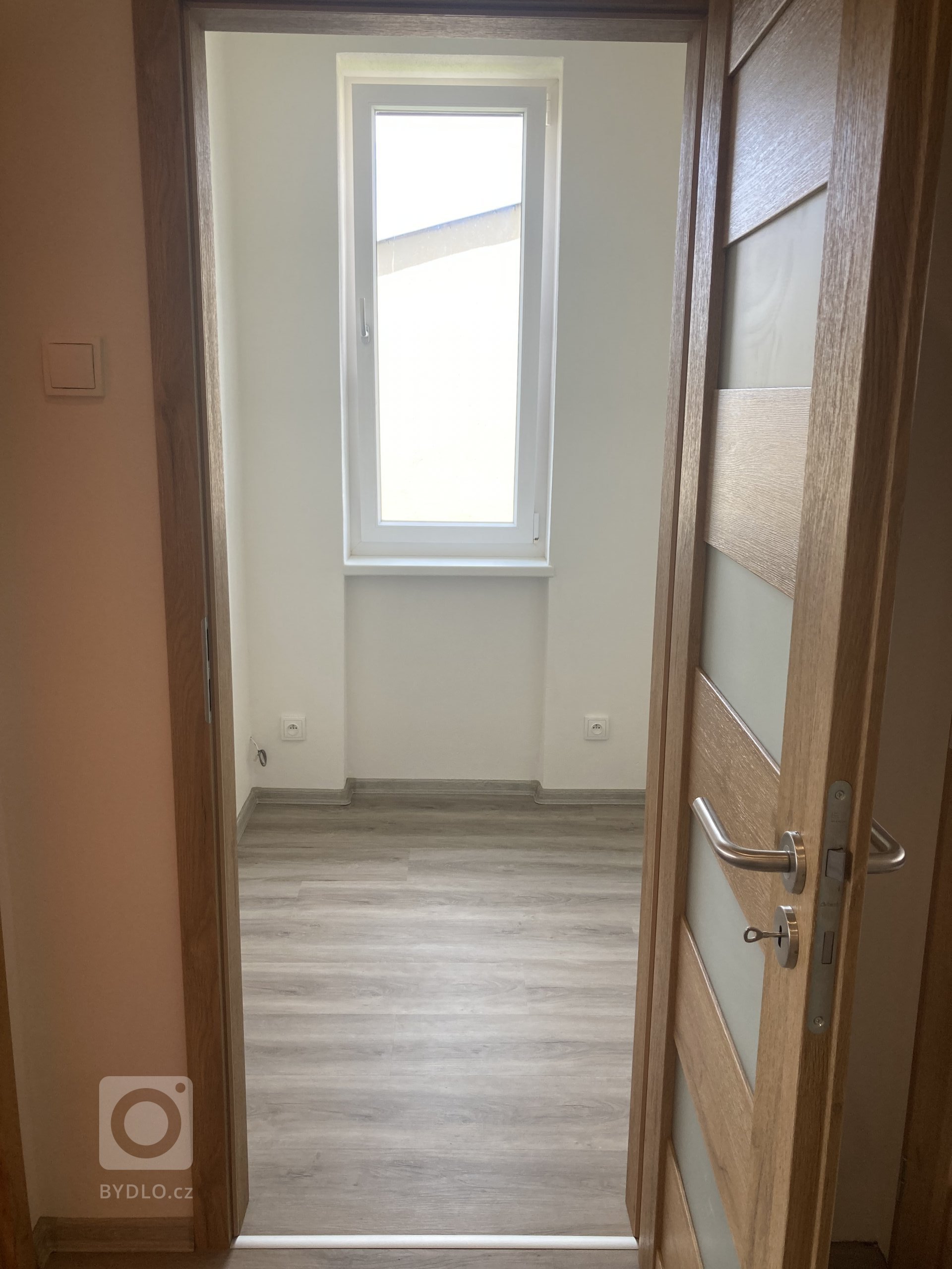 Kompletní rekonstrukce bytu v cihlovém domě v Sytně. Vytvoření prostorné koupelny s walk-in sprchou namísto minimalistické koupelny z umakartového jádra. Návrh…