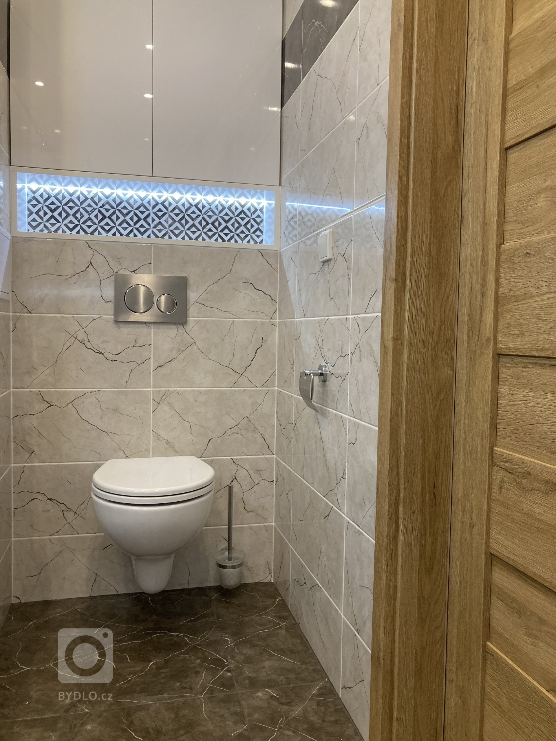 Kompletní rekonstrukce bytu v cihlovém domě v Sytně. Vytvoření prostorné koupelny s walk-in sprchou namísto minimalistické koupelny z umakartového jádra. Návrh…