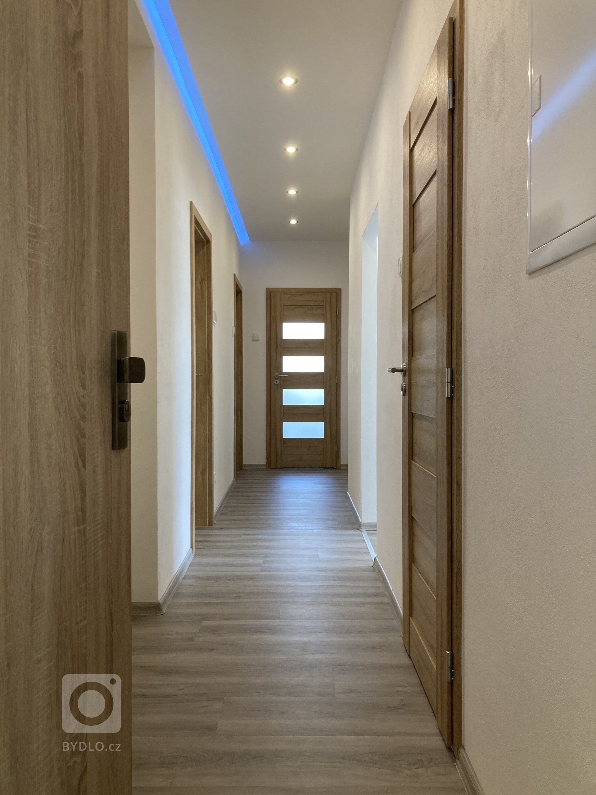 Kompletní rekonstrukce bytu v cihlovém domě v Sytně. Vytvoření prostorné koupelny s walk-in sprchou namísto minimalistické koupelny z umakartového jádra. Návrh…