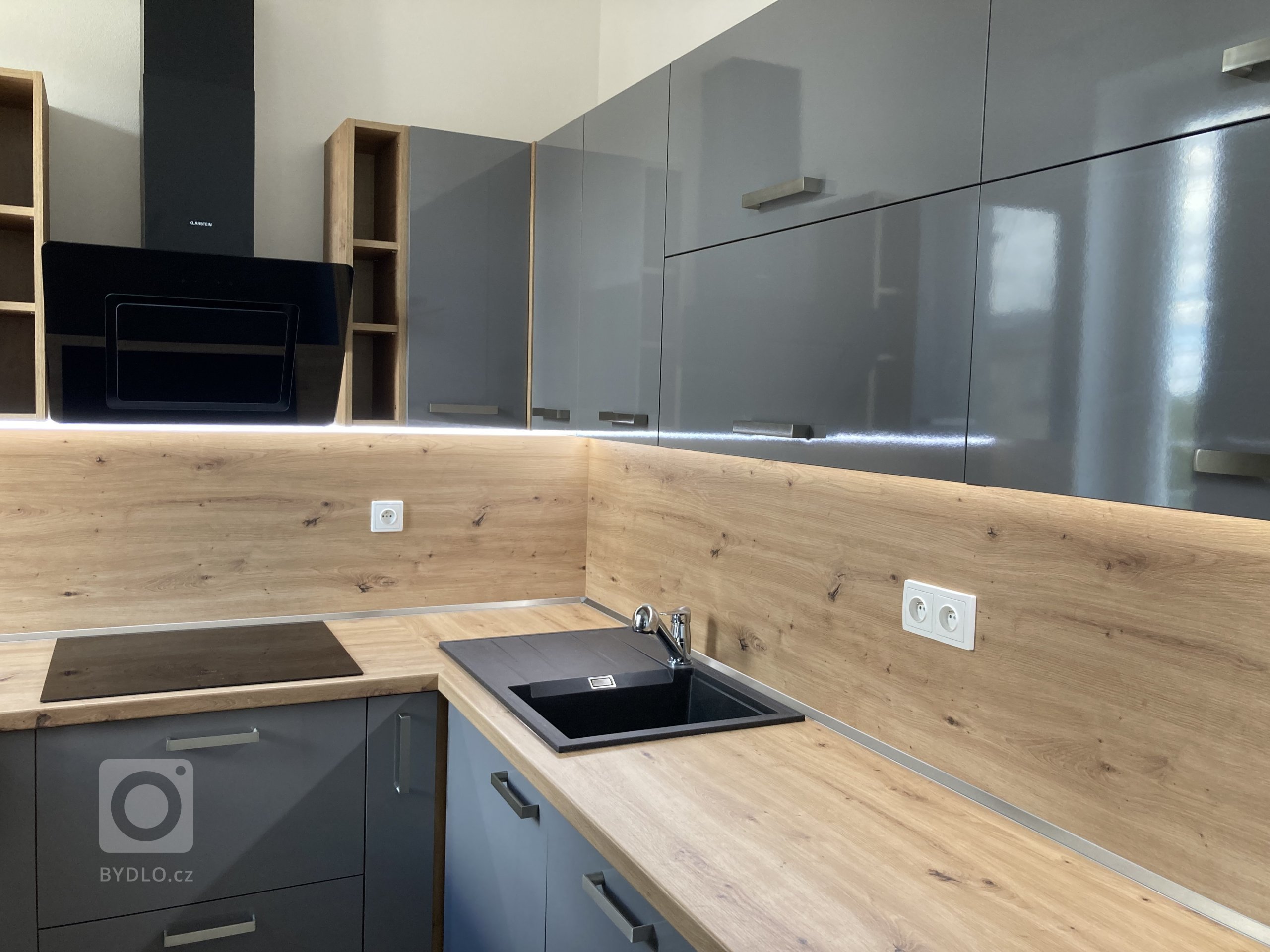 Kompletní rekonstrukce bytu v cihlovém domě v Sytně. Vytvoření prostorné koupelny s walk-in sprchou namísto minimalistické koupelny z umakartového jádra. Návrh…