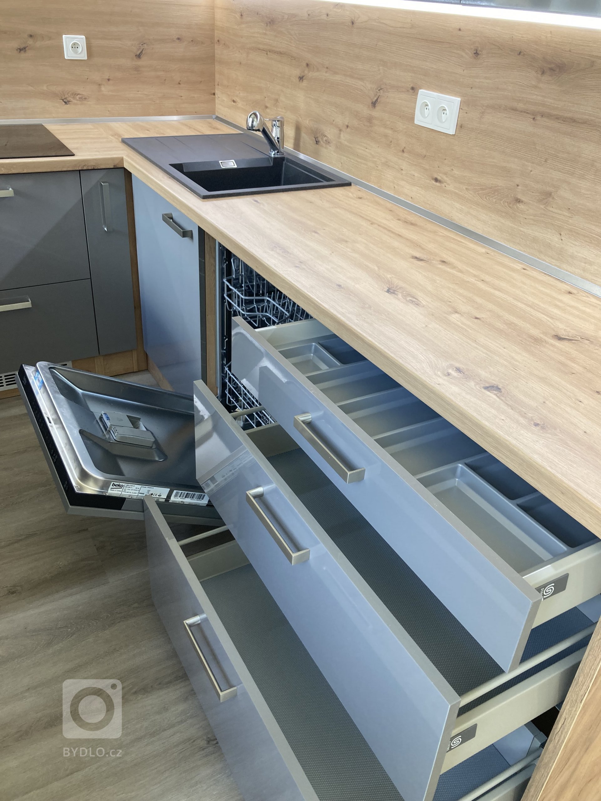 Kompletní rekonstrukce bytu v cihlovém domě v Sytně. Vytvoření prostorné koupelny s walk-in sprchou namísto minimalistické koupelny z umakartového jádra. Návrh…