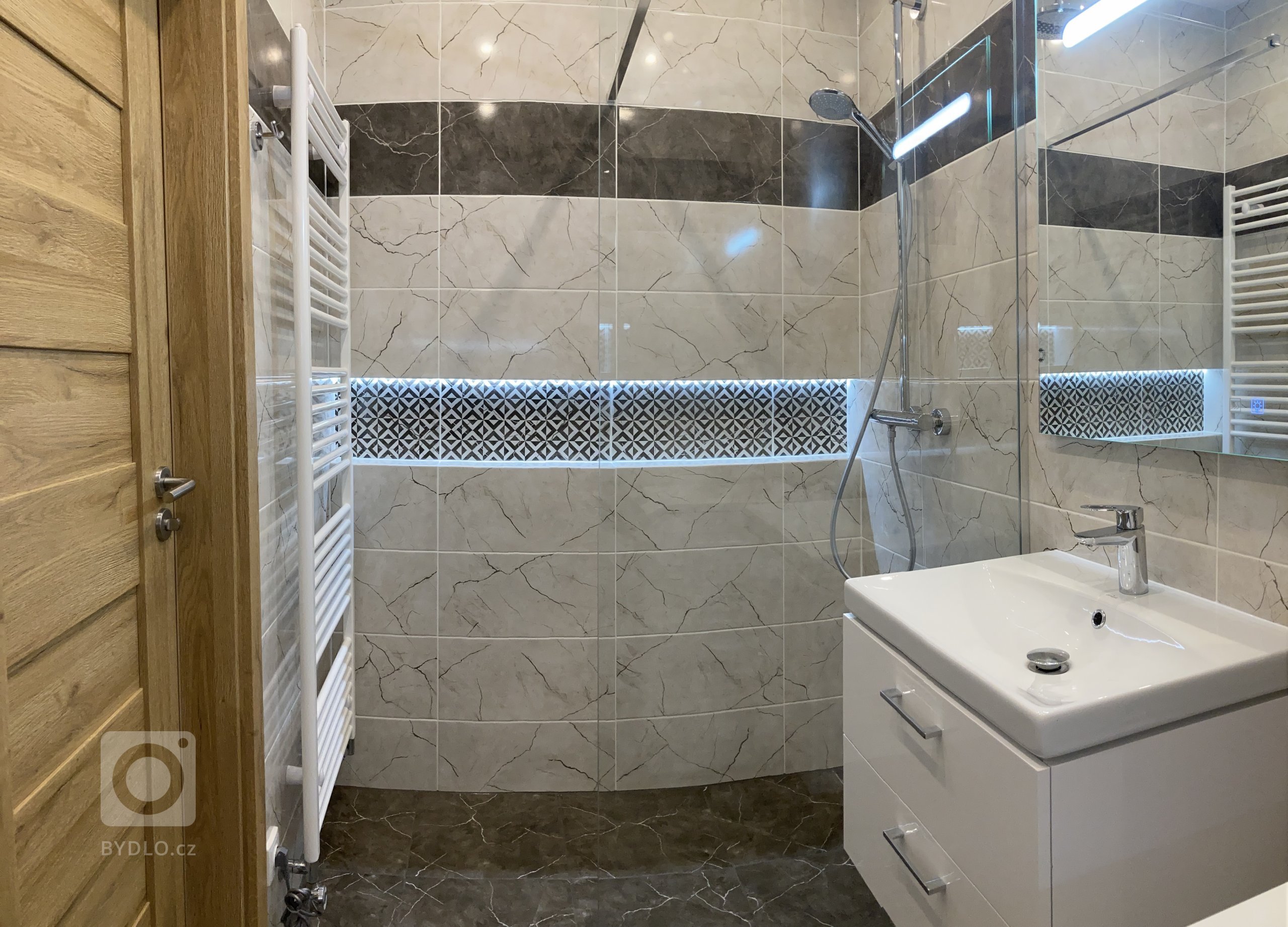 Kompletní rekonstrukce bytu v cihlovém domě v Sytně. Vytvoření prostorné koupelny s walk-in sprchou namísto minimalistické koupelny z umakartového jádra. Návrh…