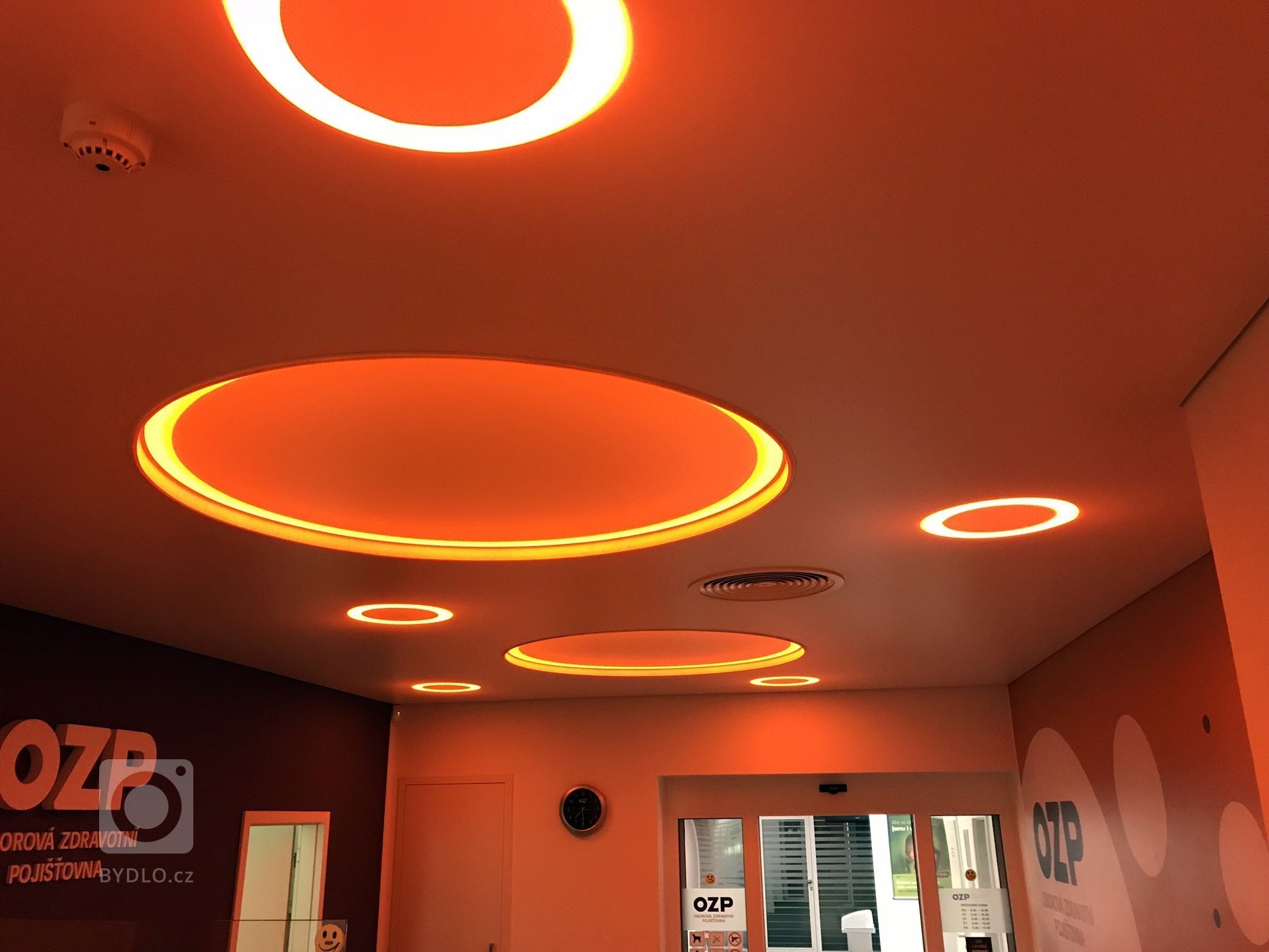 Na začátku byl požadavek investora o celkovou změnu vzhledu poboček OZP. Ve spolupráci naší firmy s architektem vznikl originální koncept budoucího designu…