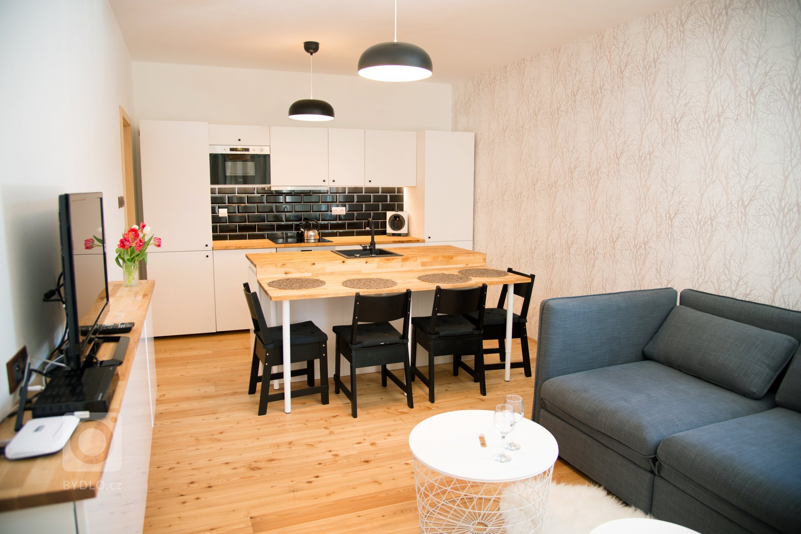 Zadání znělo jasně - účelně zařídit nově vybudovaný apartmán, který je primárně určen ke krátkodobému pronájmu a v průběhu roku slouží k rekreaci i jeho…