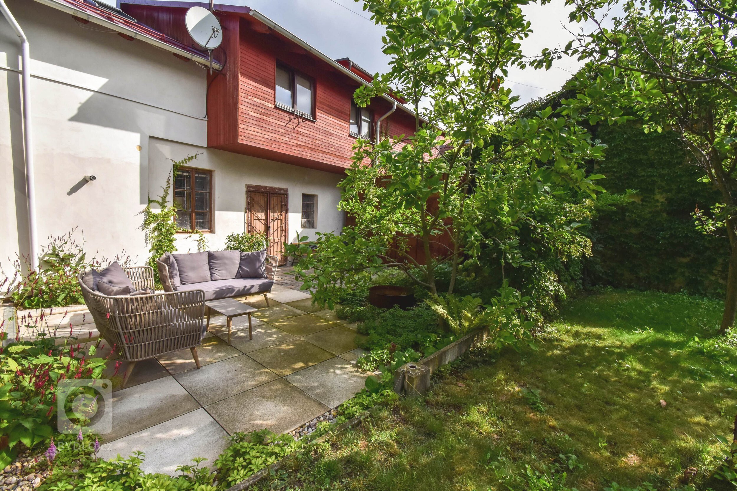 Otevíráme bránu další drobné realizace v pokojném prostředí atria kdesi v Litomyšli. Malé vnitřní atrium městského domu&nbsp;skoro v samotném centru města je…