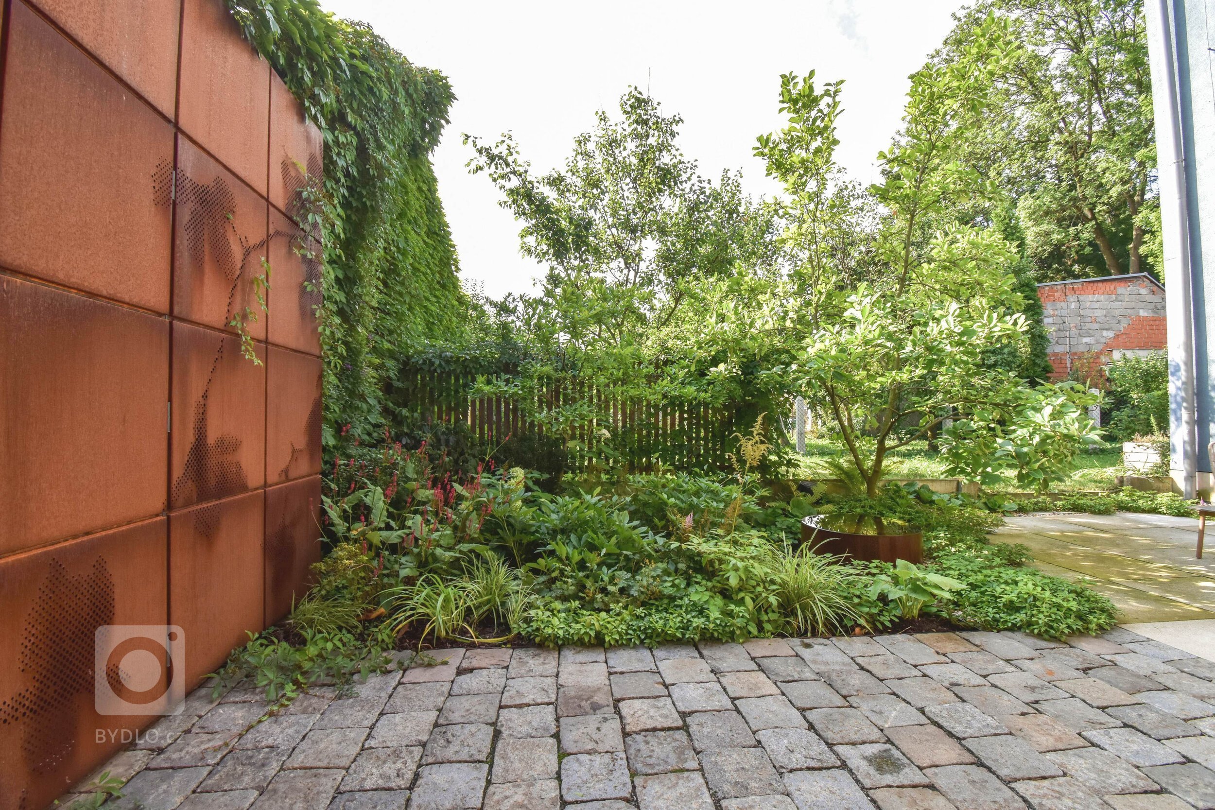 Otevíráme bránu další drobné realizace v pokojném prostředí atria kdesi v Litomyšli. Malé vnitřní atrium městského domu&nbsp;skoro v samotném centru města je…