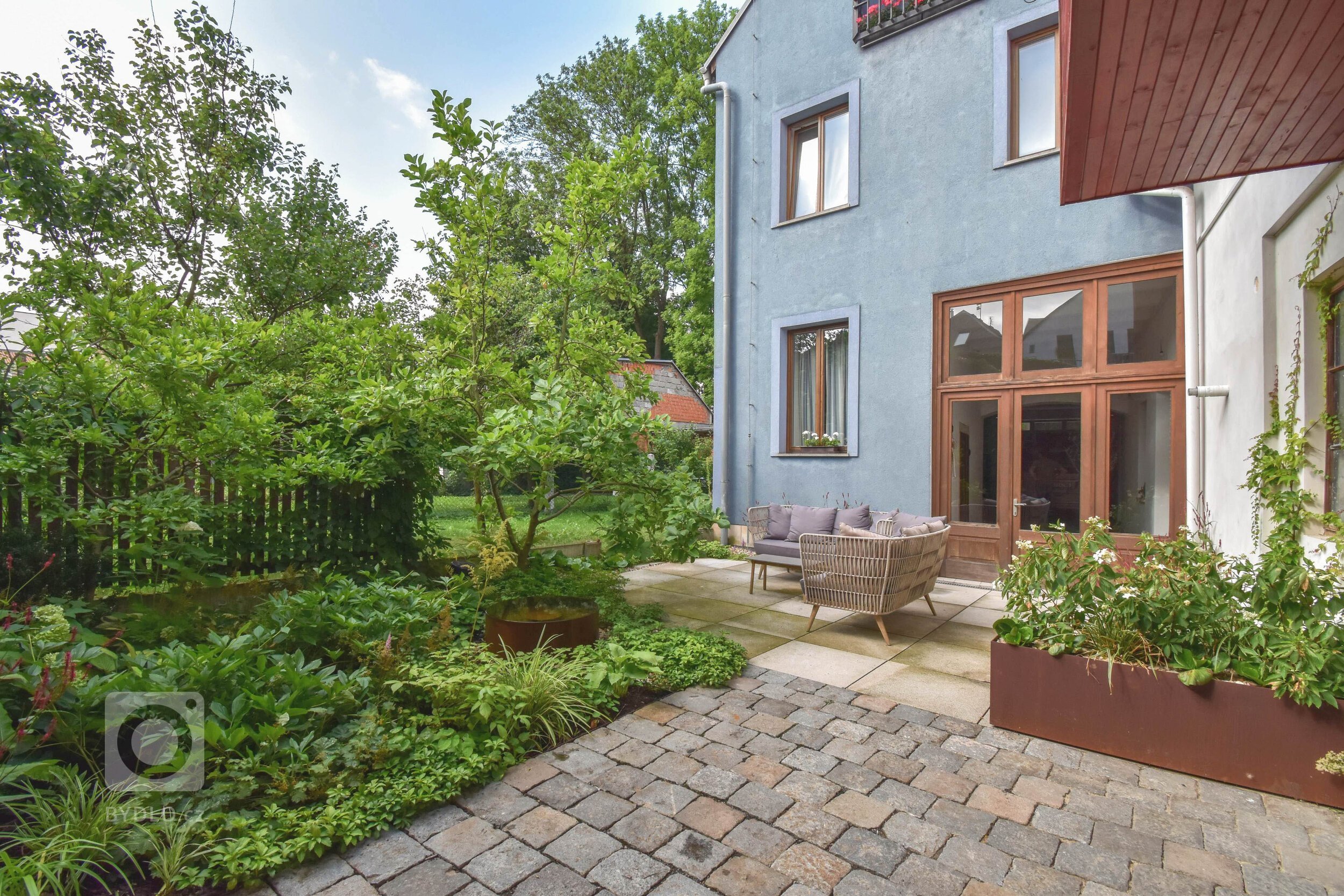 Otevíráme bránu další drobné realizace v pokojném prostředí atria kdesi v Litomyšli. Malé vnitřní atrium městského domu&nbsp;skoro v samotném centru města je…