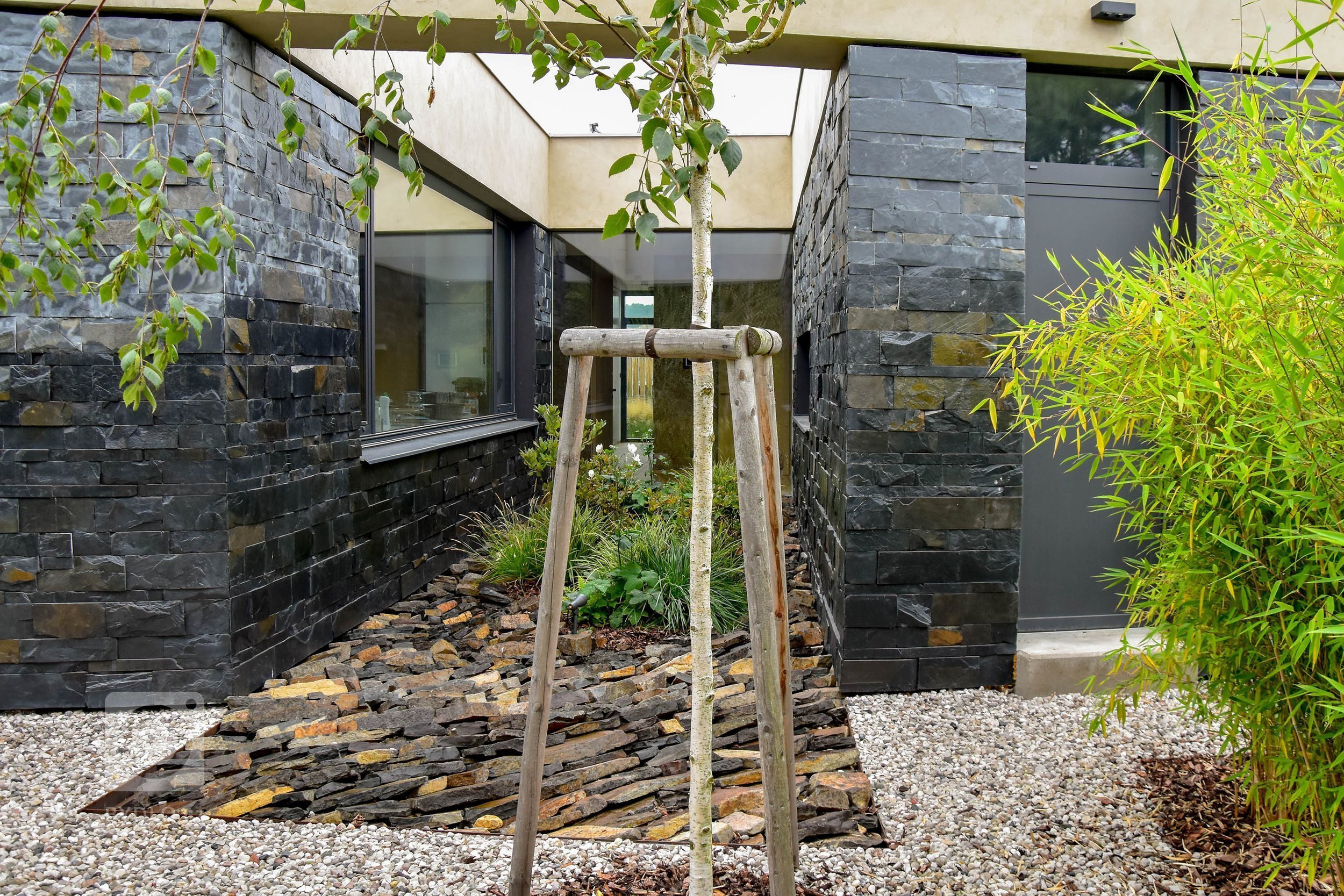 Zahradu, kterou představujeme tentokrát, jsme navrhli v těsné spolupráci s mladými architekty z atelieru Mio architects, kteří zajišťovali projekt domu.…