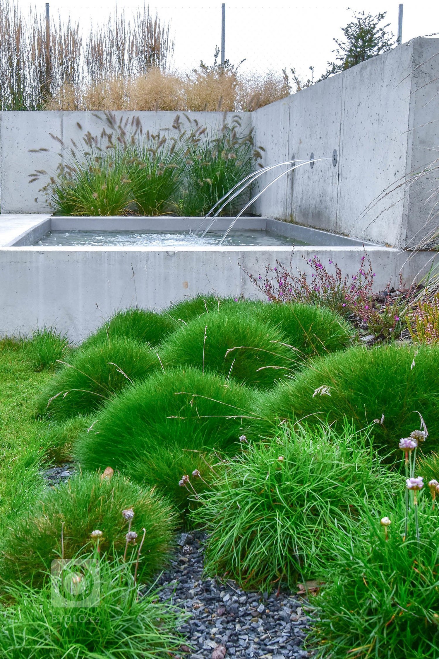 Zahradu, kterou představujeme tentokrát, jsme navrhli v těsné spolupráci s mladými architekty z atelieru Mio architects, kteří zajišťovali projekt domu.…