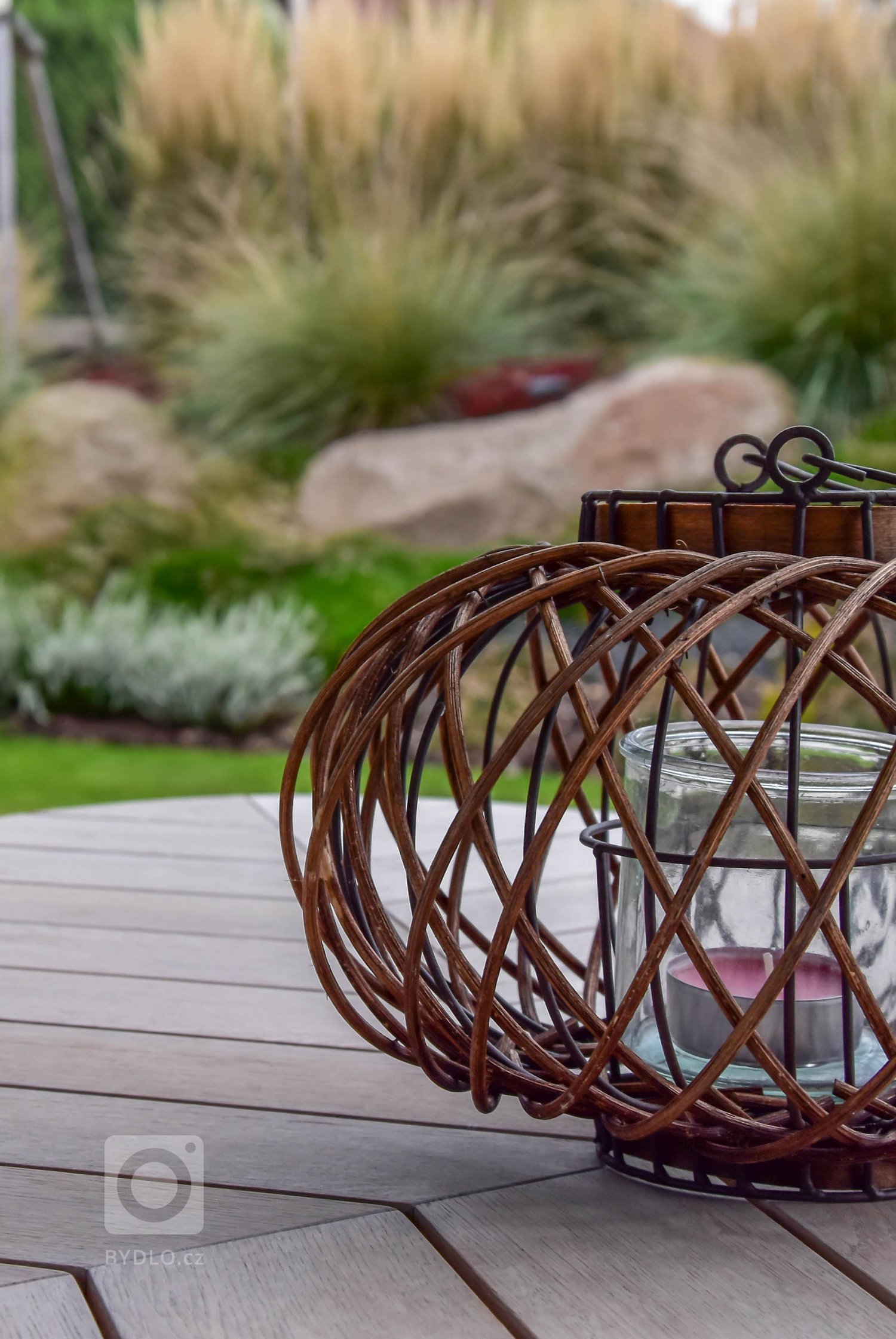 Zahradu, kterou představujeme tentokrát, jsme navrhli v těsné spolupráci s mladými architekty z atelieru Mio architects, kteří zajišťovali projekt domu.…