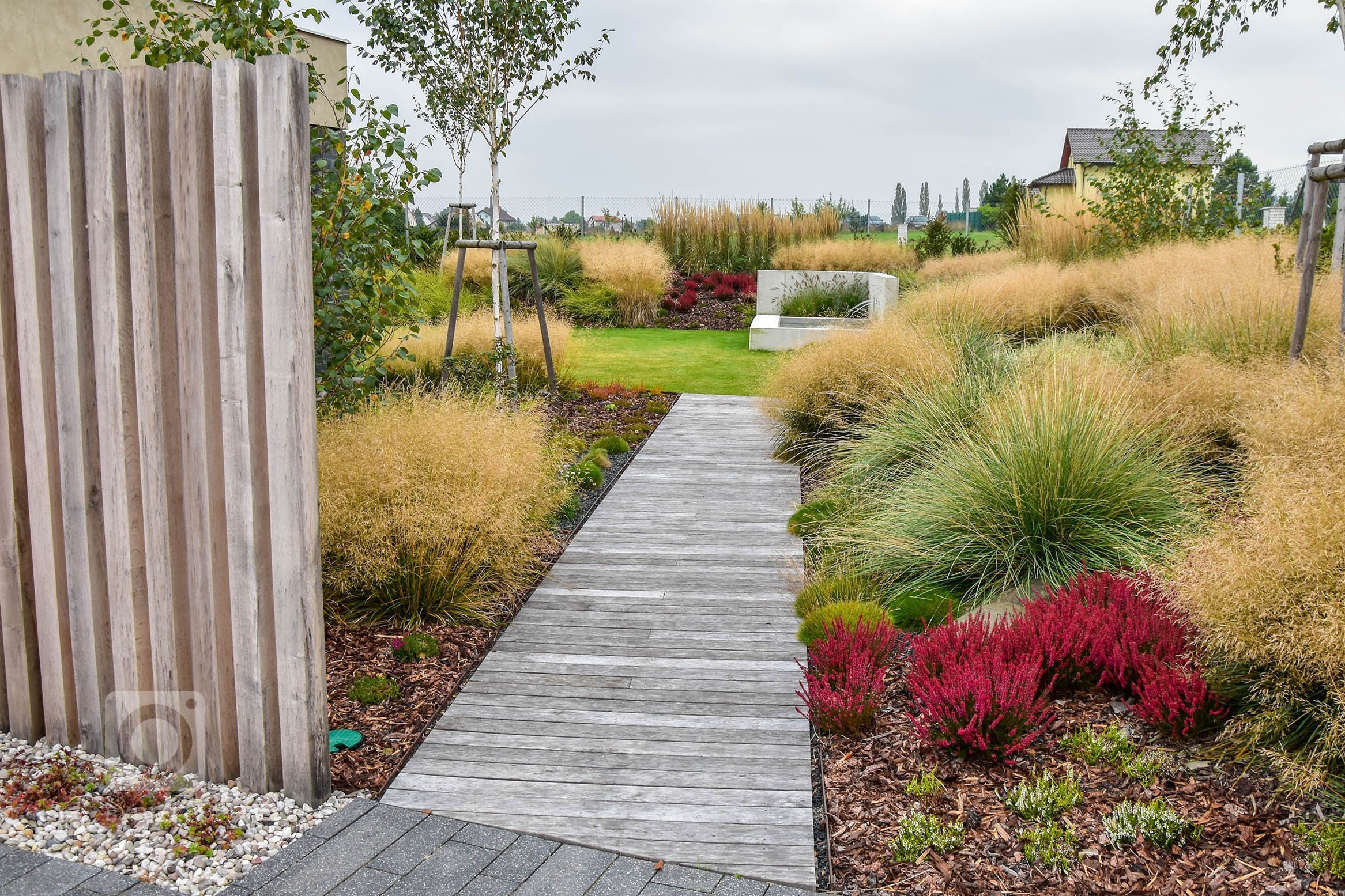 Zahradu, kterou představujeme tentokrát, jsme navrhli v těsné spolupráci s mladými architekty z atelieru Mio architects, kteří zajišťovali projekt domu.…