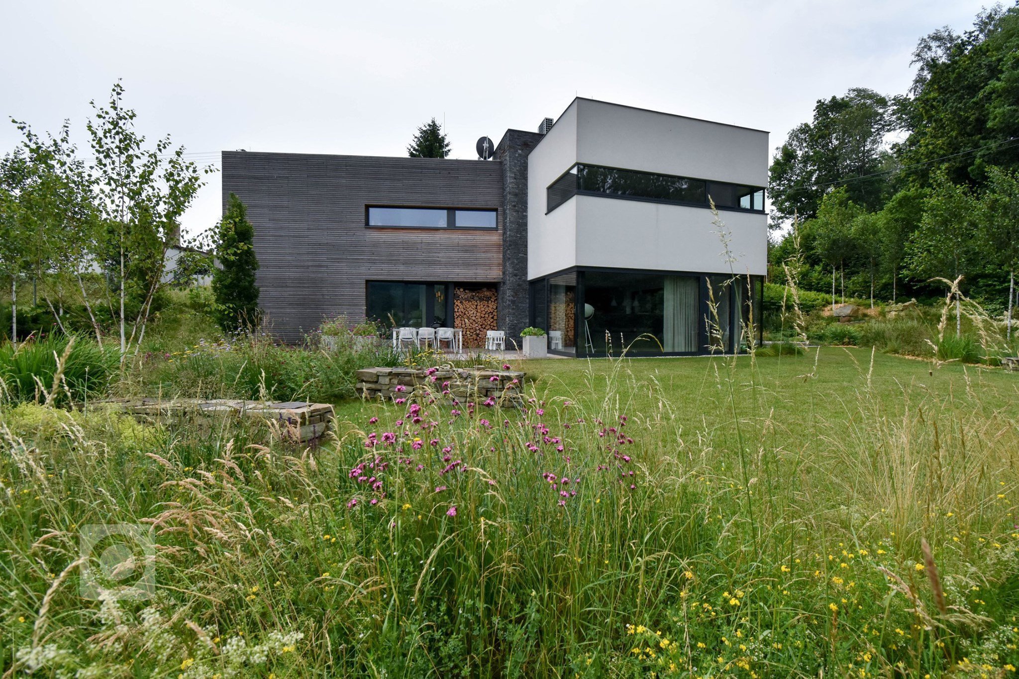 Pro nás lehce netypická destinace - přírodní zahrada u domu od&nbsp;Kamil Mrva Architects&nbsp;v Beskydech. Moderní dům, leč kolem ryze přírodní zahrada. Start…