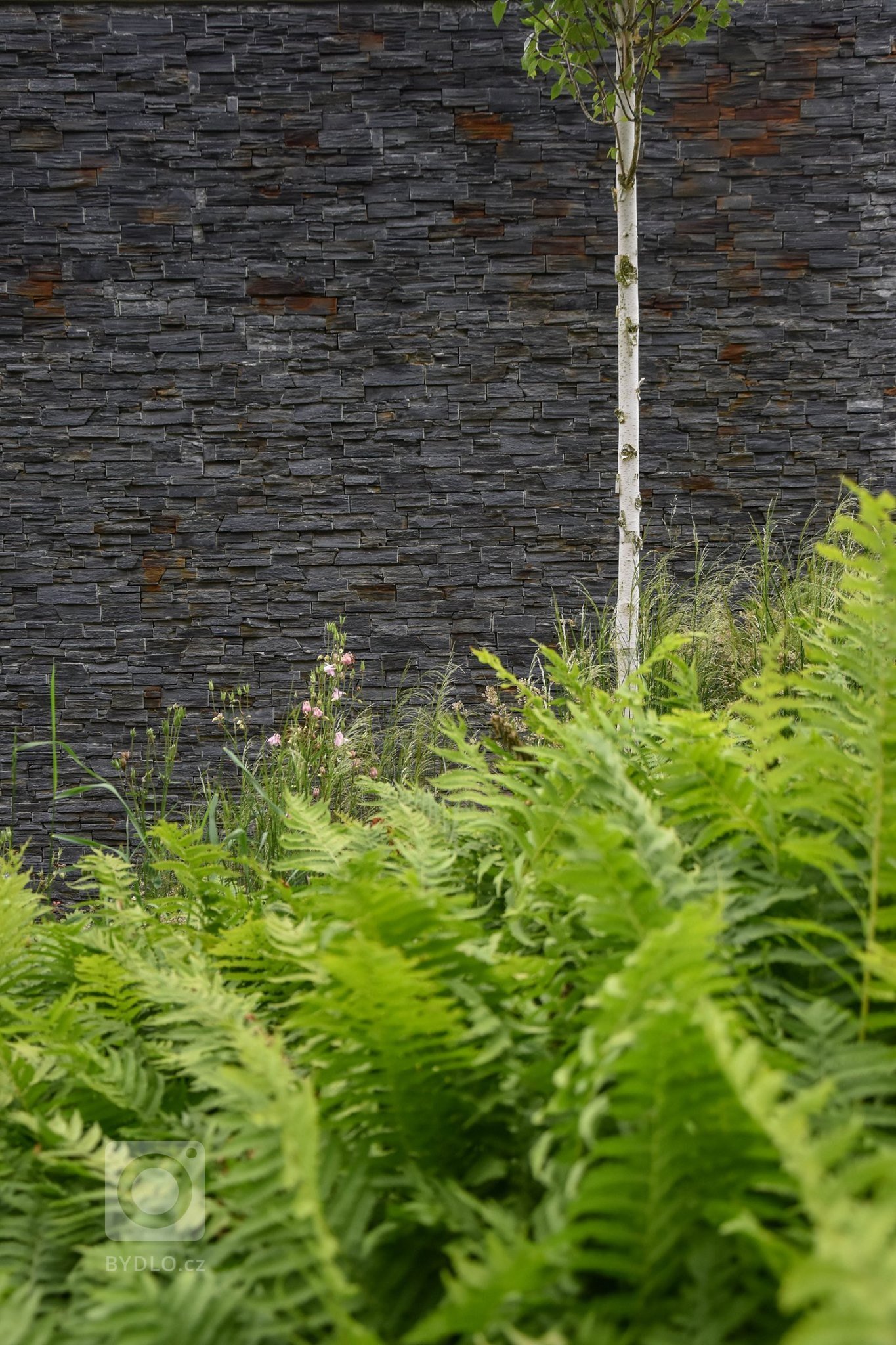 Pro nás lehce netypická destinace - přírodní zahrada u domu od&nbsp;Kamil Mrva Architects&nbsp;v Beskydech. Moderní dům, leč kolem ryze přírodní zahrada. Start…