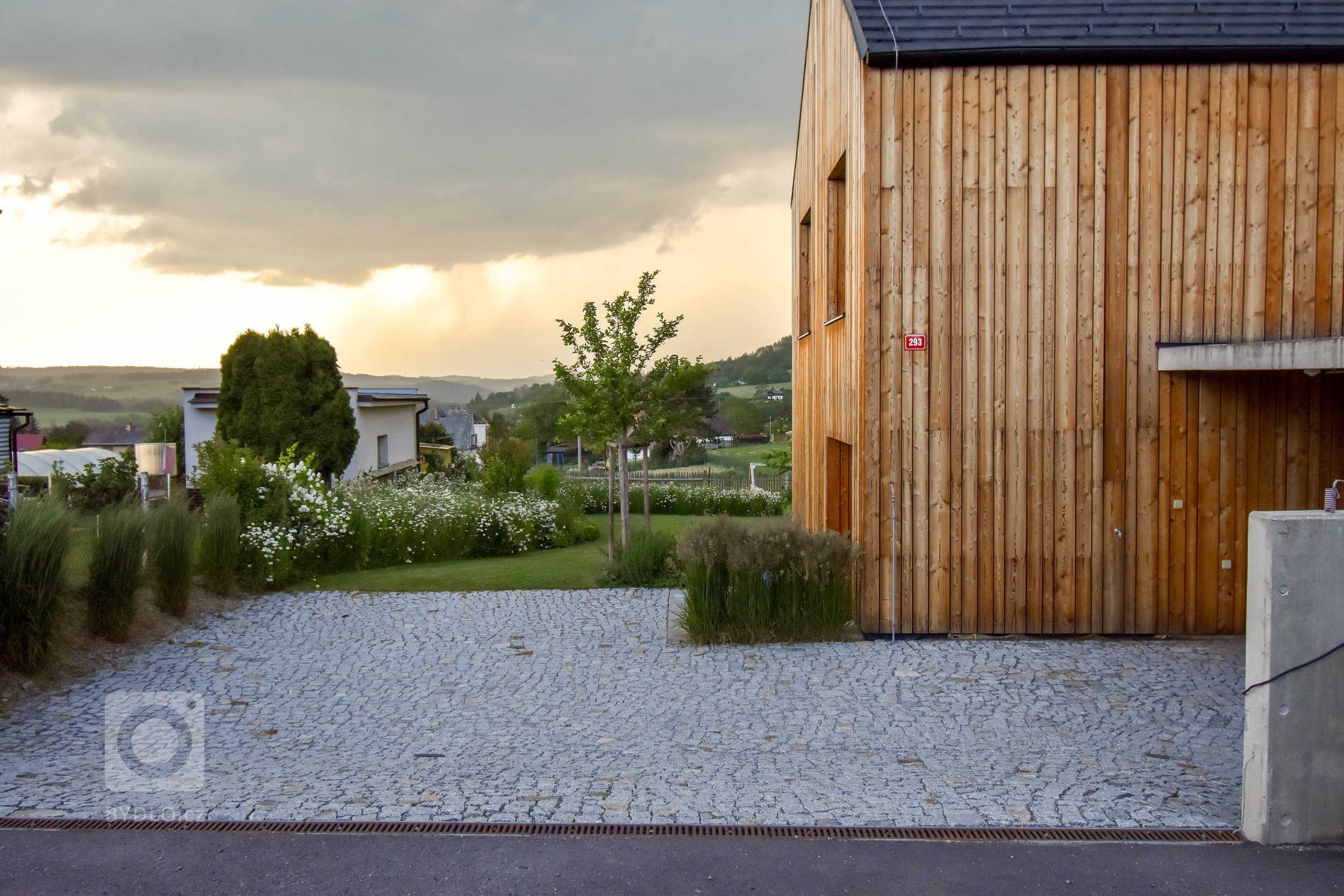 Další zahradou ze &bdquo;série&ldquo; přírodních zahrad je venkovská zahrada na Benešovsku.

Jak ji co nejlépe popsat?

Vzhled tohoto domu i zahrady pro…