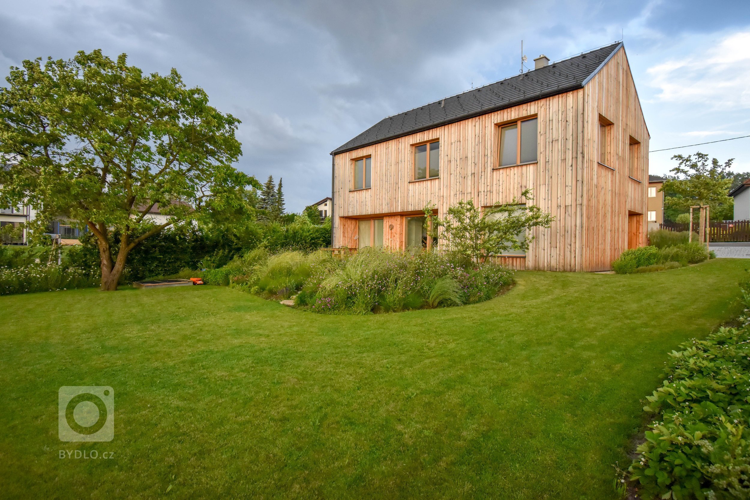 Další zahradou ze &bdquo;série&ldquo; přírodních zahrad je venkovská zahrada na Benešovsku.

Jak ji co nejlépe popsat?

Vzhled tohoto domu i zahrady pro…