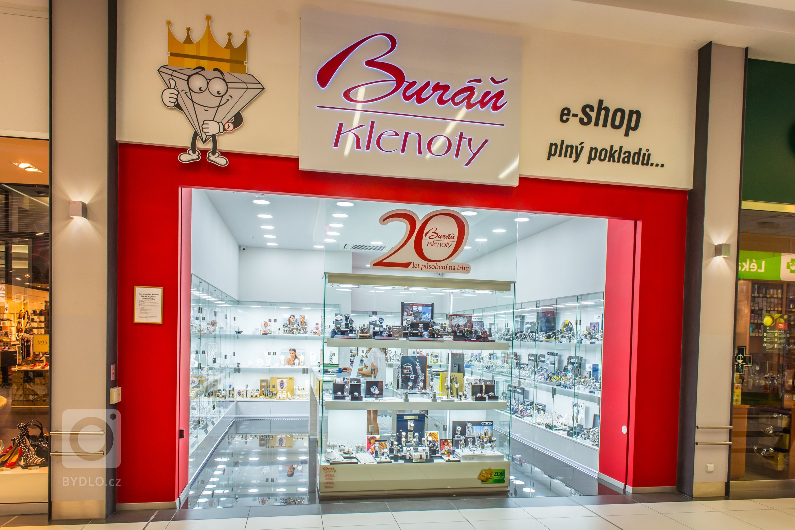 Cílem projektu bylo vytvoření dojmu plynulé návaznosti mezi zdí a sklem. Pro vytvoření jedné roviny jsem doporučil ze skla vytvořit i nosný prvek samotných…