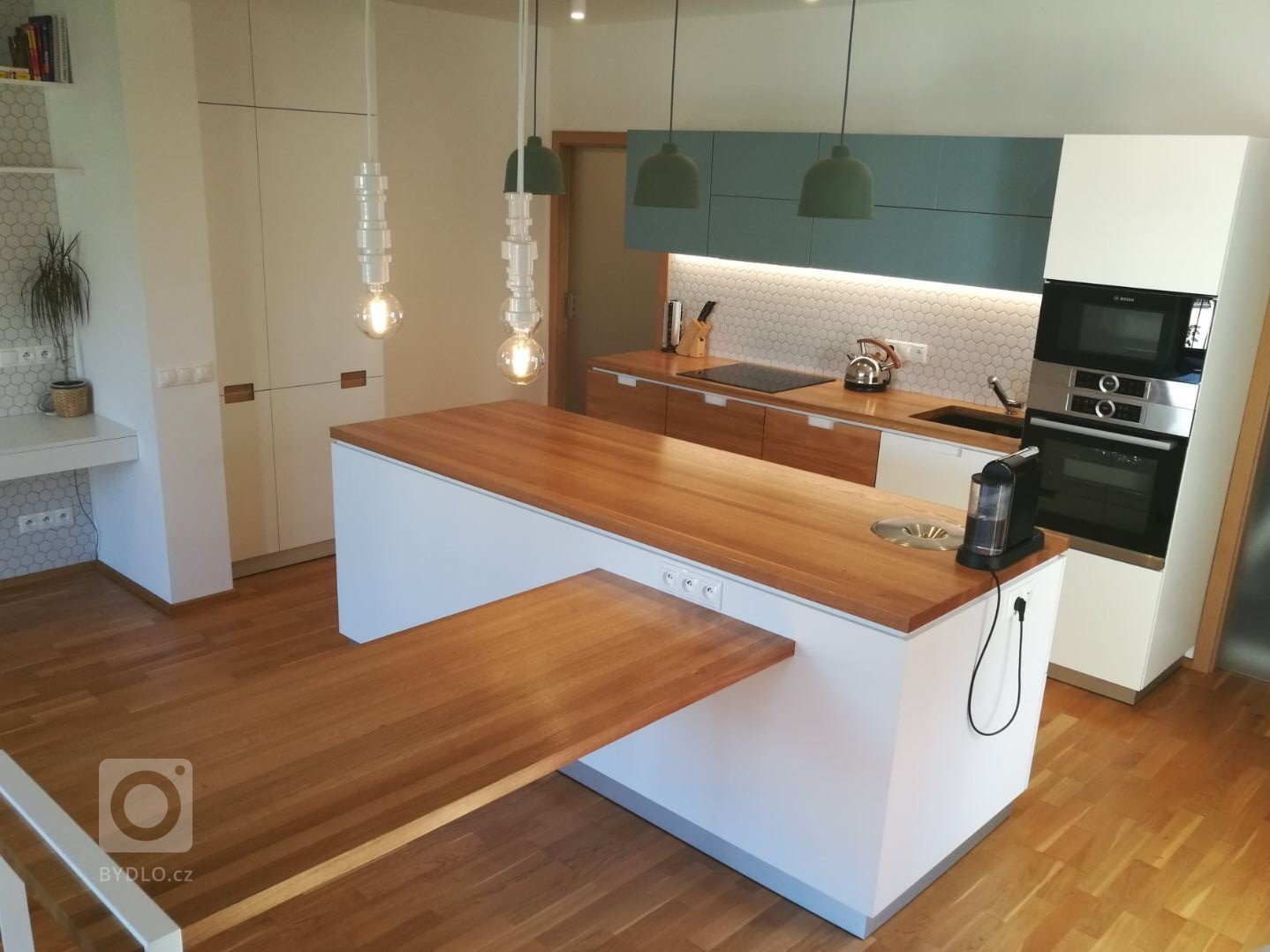 Výroba kuchyně na míru a nábytku do obývacího pokoje se zajímavým policovým systémem
