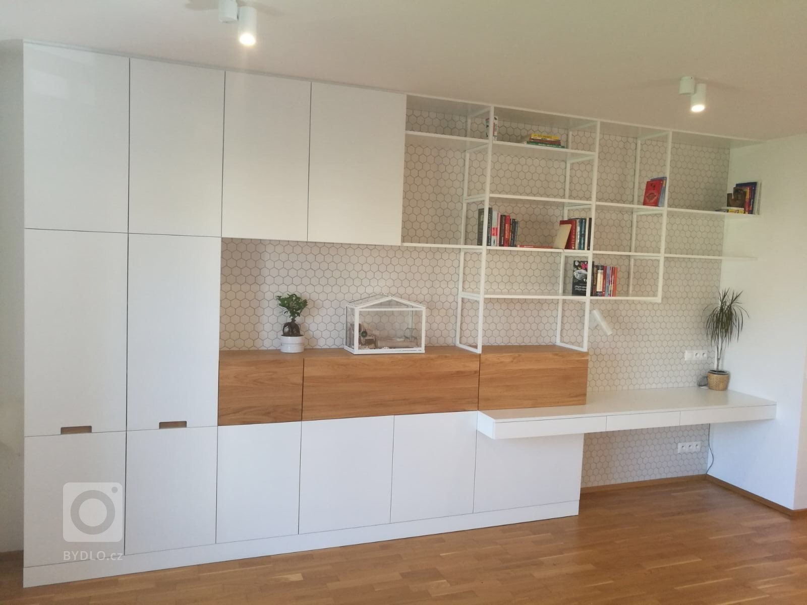 Výroba kuchyně na míru a nábytku do obývacího pokoje se zajímavým policovým systémem
