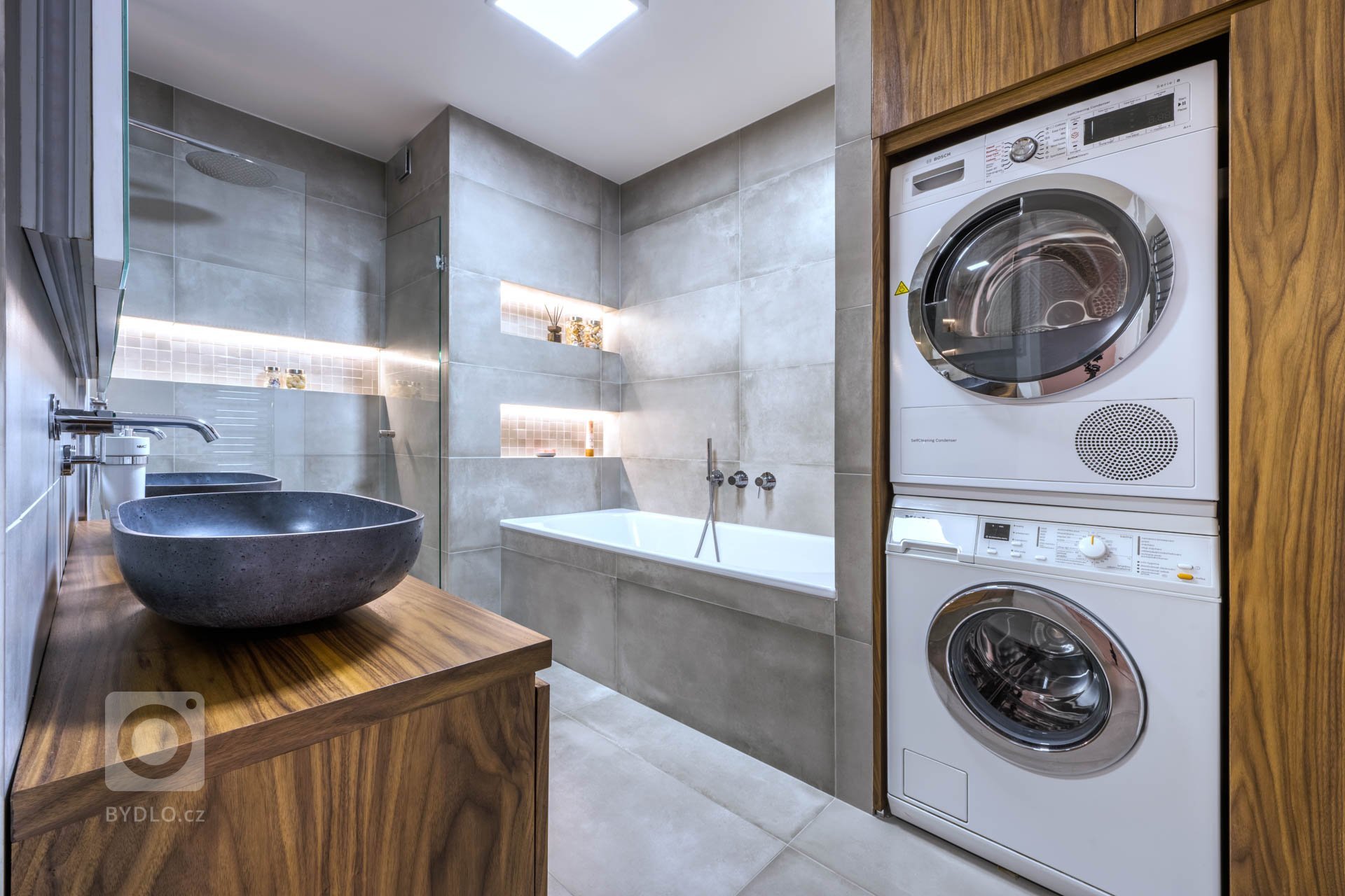 Kolem pračky a sušičky umístil architekt Jindřich Kobr velkorysé úložné prostory 