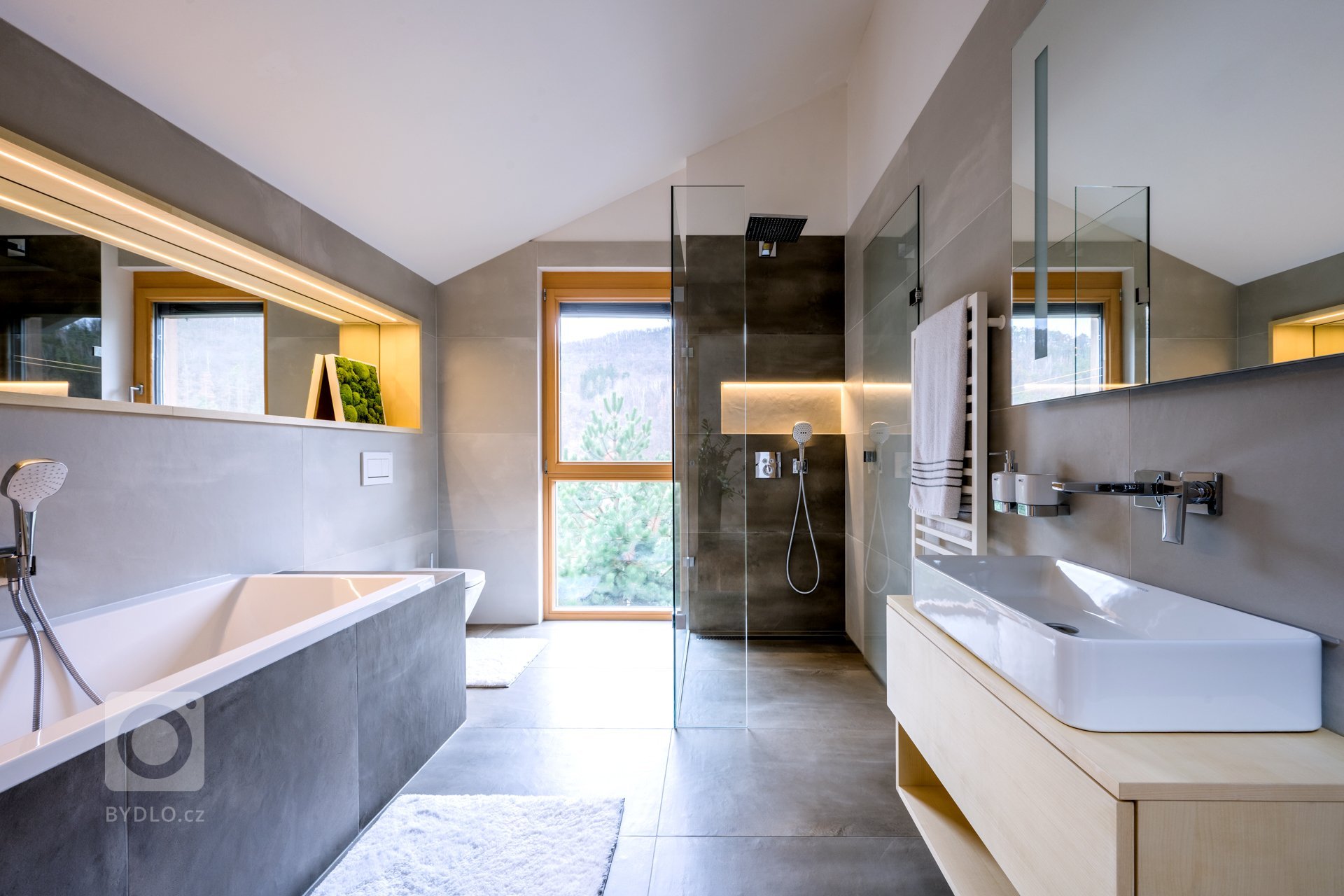 Architekt Jindřich Kobr si při realizaci této zakázky užil své. Mladý manželský pár si velmi přál, aby byla koupelna zasazena do kontextu celého domu, a tak…