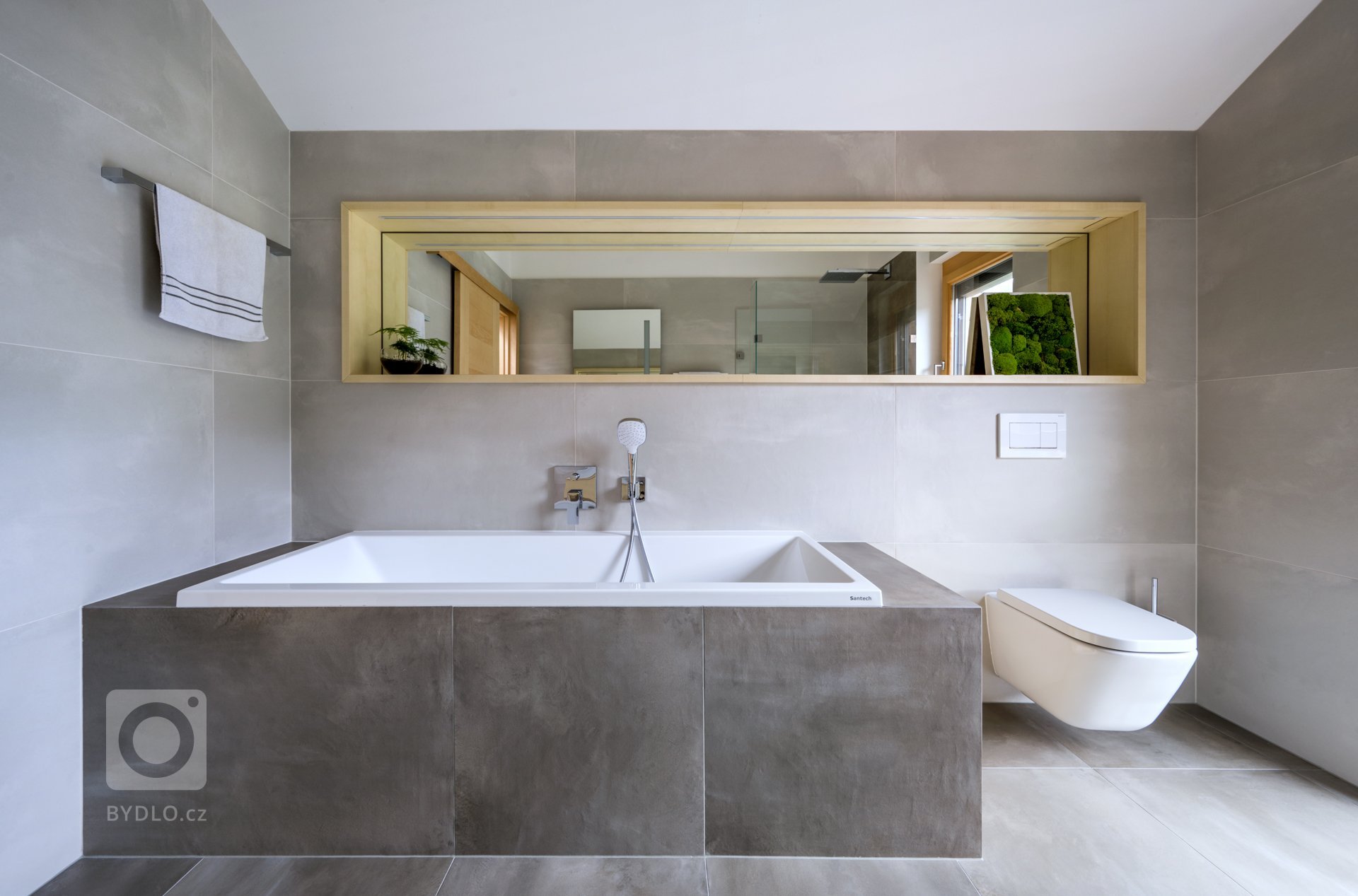 Architekt Jindřich Kobr si při realizaci této zakázky užil své. Mladý manželský pár si velmi přál, aby byla koupelna zasazena do kontextu celého domu, a tak…