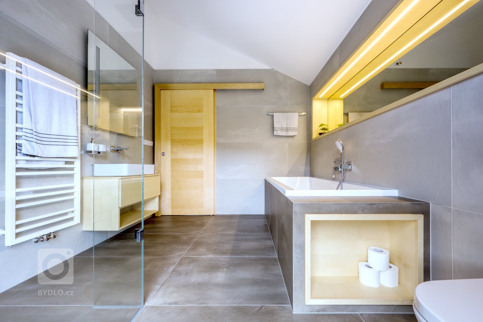 Architekt Jindřich Kobr si při realizaci této zakázky užil své. Mladý manželský pár si velmi přál, aby byla koupelna zasazena do kontextu celého domu, a tak…