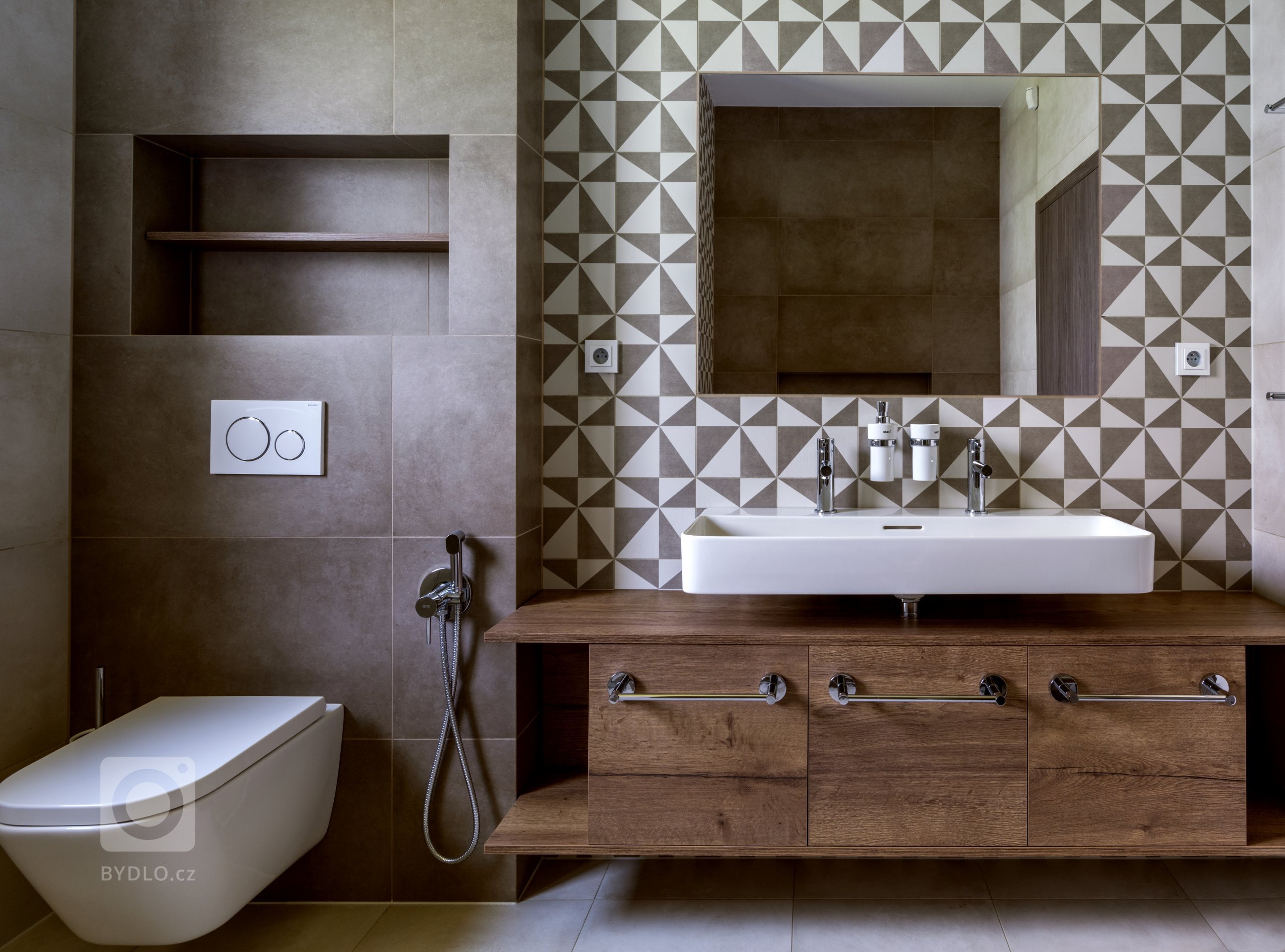 Rodinný dům, do kterého architekt Jindřich Kobr tuto koupelnu navrhoval, už jednu koupelnu měl. Při navrhování druhé koupelny měl proto od klientů dovoleno o…