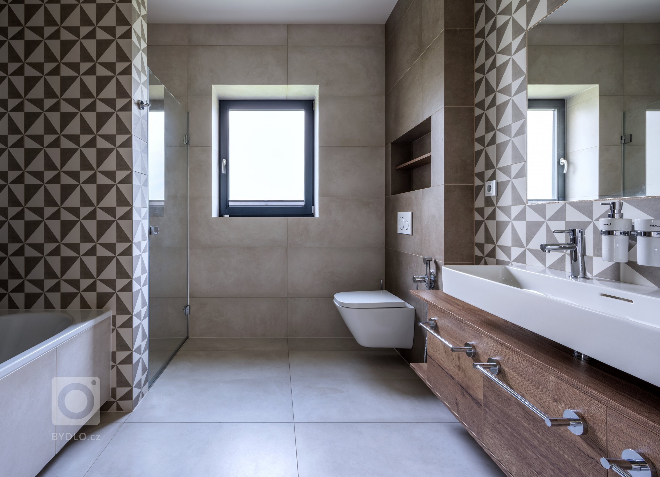 Rodinný dům, do kterého architekt Jindřich Kobr tuto koupelnu navrhoval, už jednu koupelnu měl. Při navrhování druhé koupelny měl proto od klientů dovoleno o…