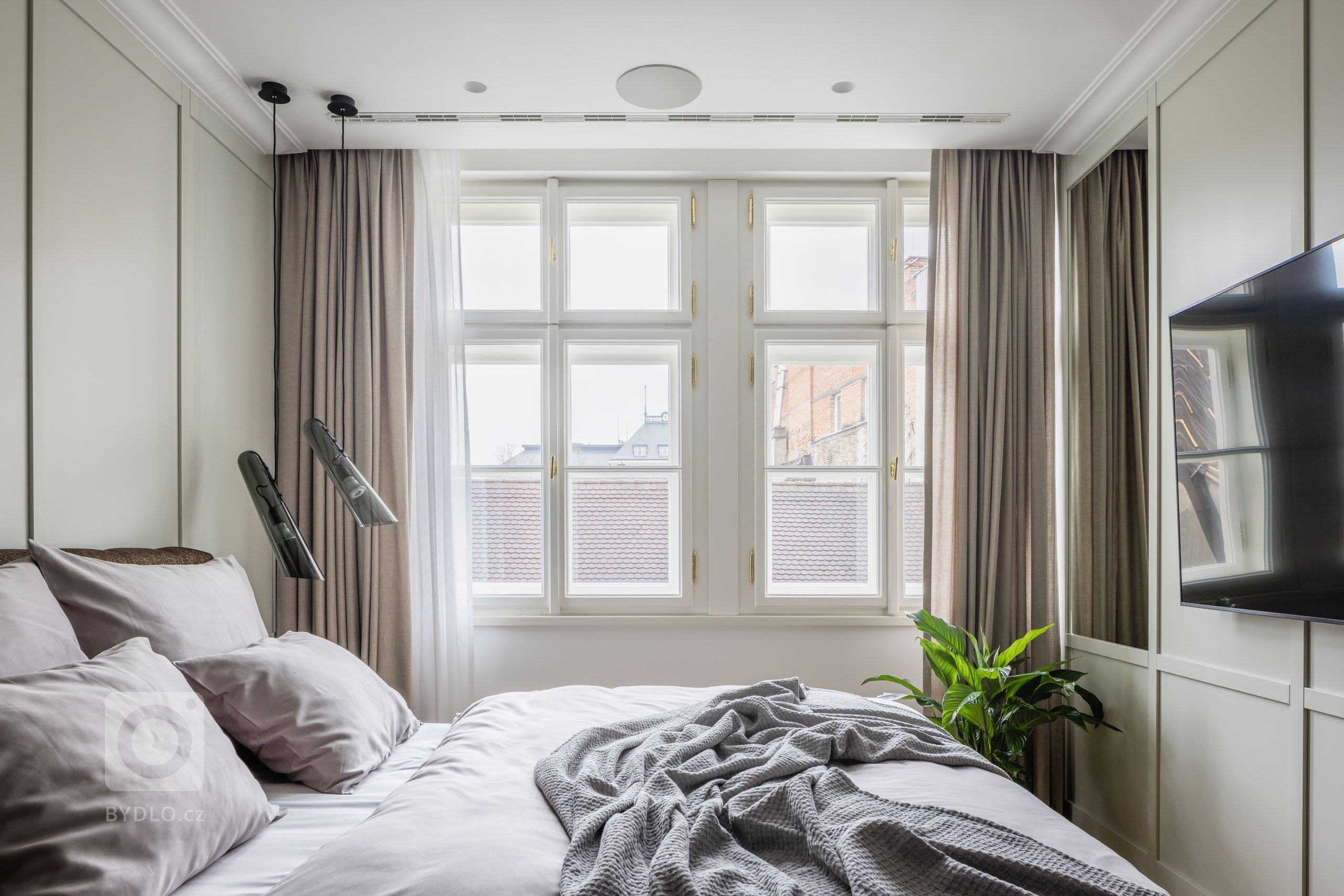 Byt v centru Bratislavy prošel náročnou rekonstrukcí tak, aby vyhověl potřebám pětičlenní rodiny. Výsledná podoba kombinuje historizující prvky s moderním…