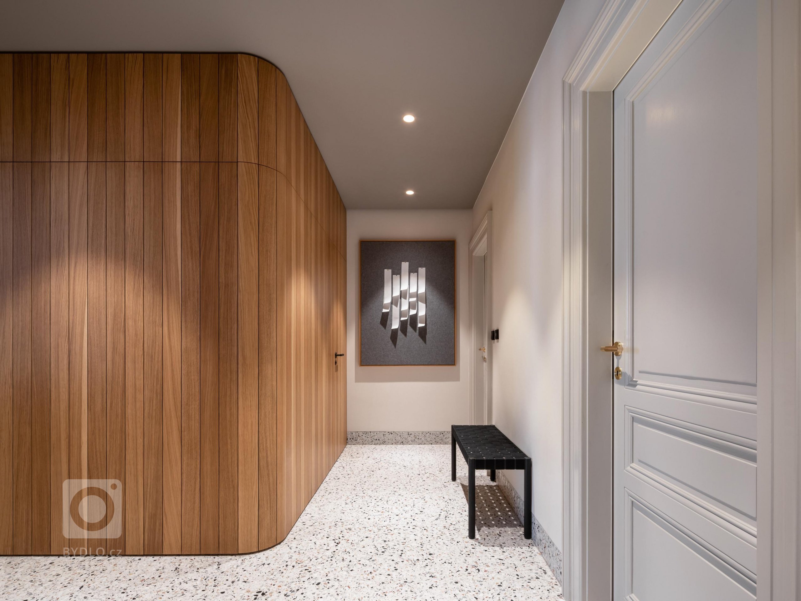 Na začátku byly čtyři obdobně velké místnosti. Dnes si rodina užívá vzdušné 3+kk s velkorysým obývacím pokojem. Vítejte v bytě, který vzdává hold vysokým…