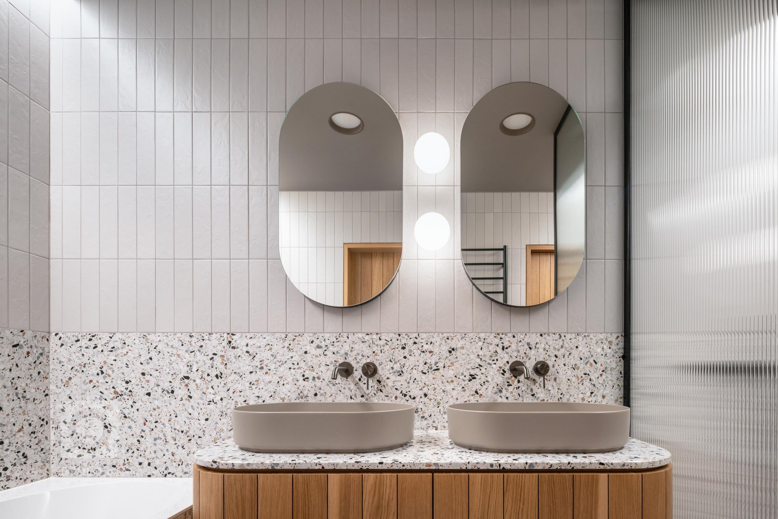 Na začátku byly čtyři obdobně velké místnosti. Dnes si rodina užívá vzdušné 3+kk s velkorysým obývacím pokojem. Vítejte v bytě, který vzdává hold vysokým…