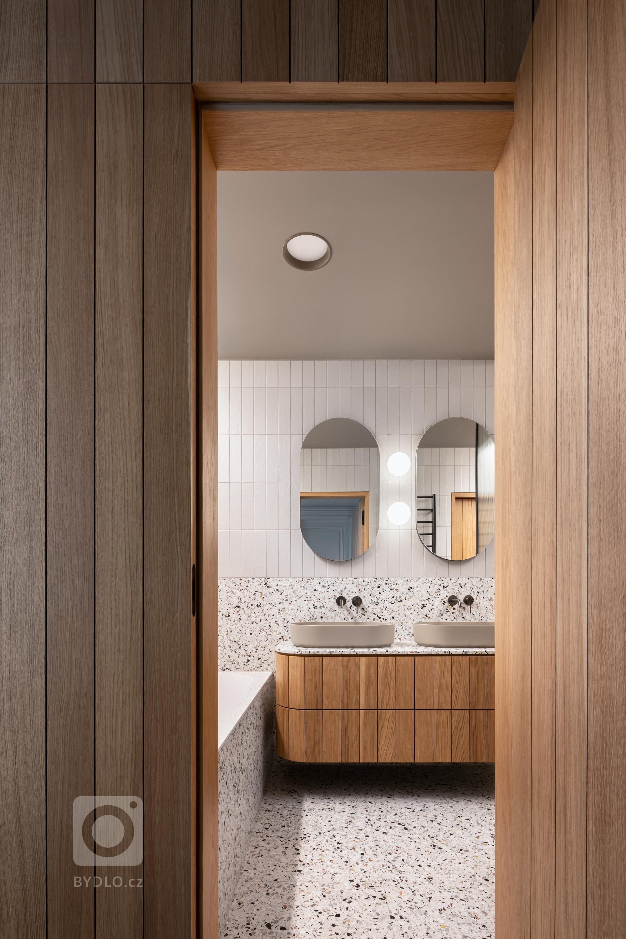 Na začátku byly čtyři obdobně velké místnosti. Dnes si rodina užívá vzdušné 3+kk s velkorysým obývacím pokojem. Vítejte v bytě, který vzdává hold vysokým…