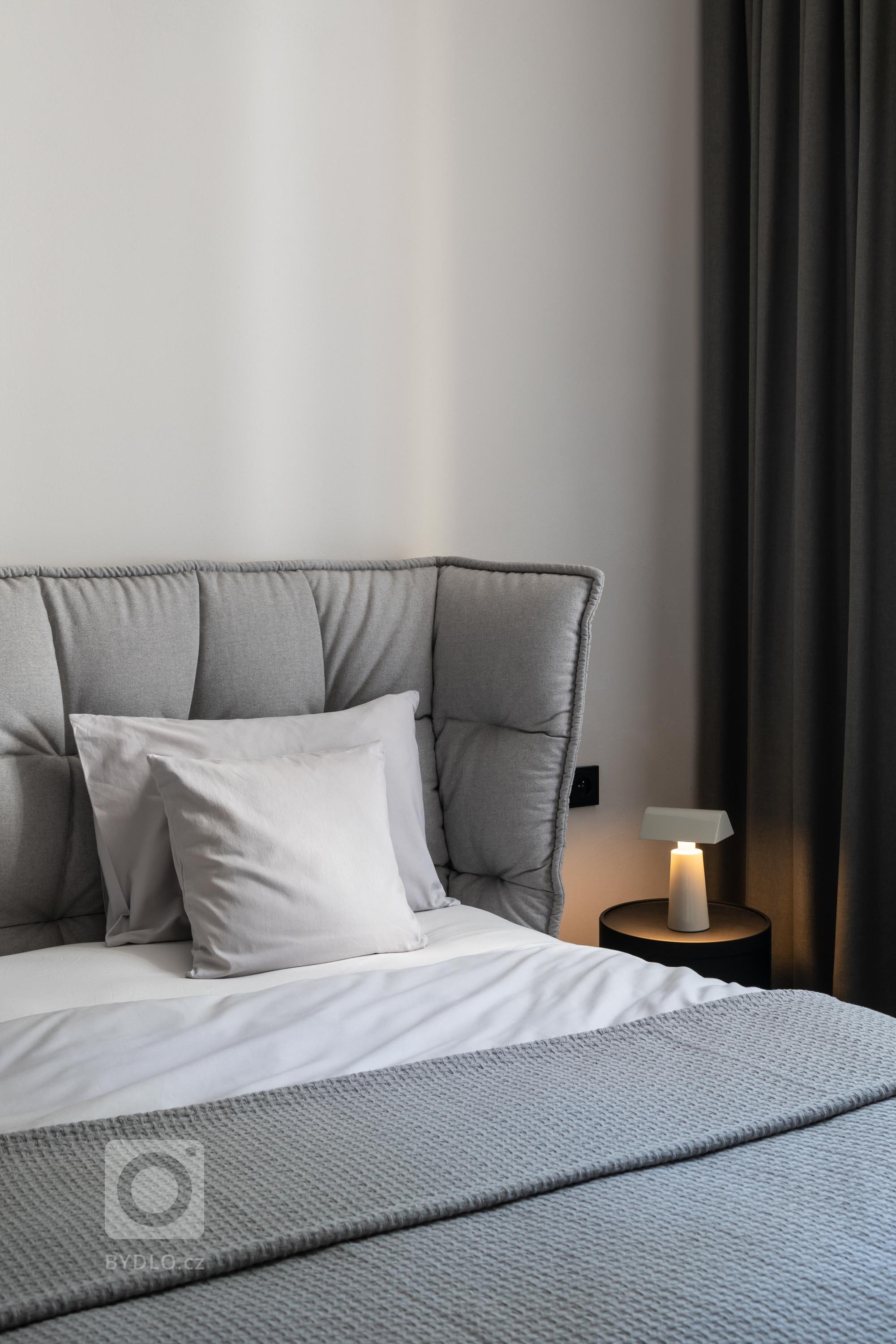 Na začátku byly čtyři obdobně velké místnosti. Dnes si rodina užívá vzdušné 3+kk s velkorysým obývacím pokojem. Vítejte v bytě, který vzdává hold vysokým…