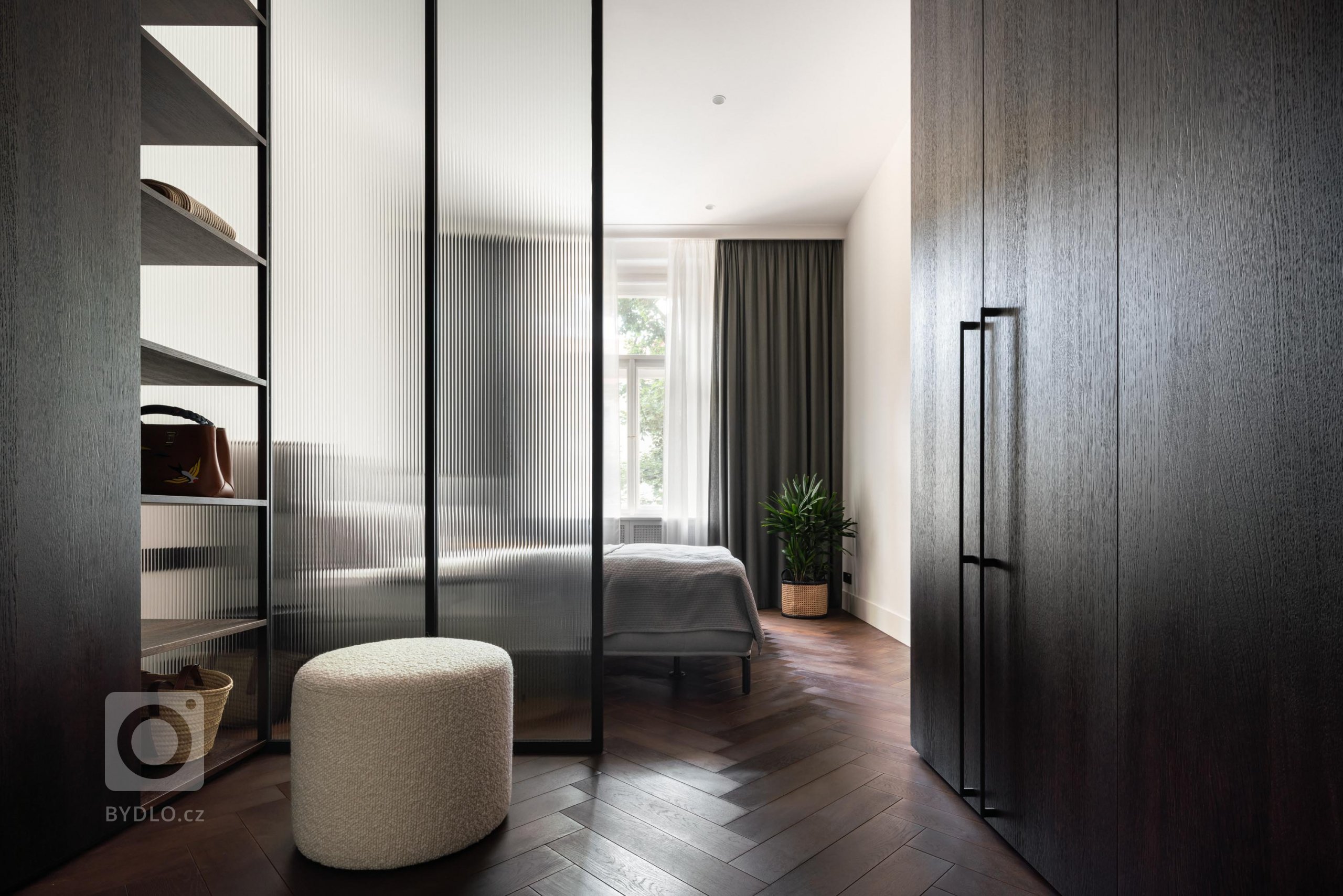 Na začátku byly čtyři obdobně velké místnosti. Dnes si rodina užívá vzdušné 3+kk s velkorysým obývacím pokojem. Vítejte v bytě, který vzdává hold vysokým…